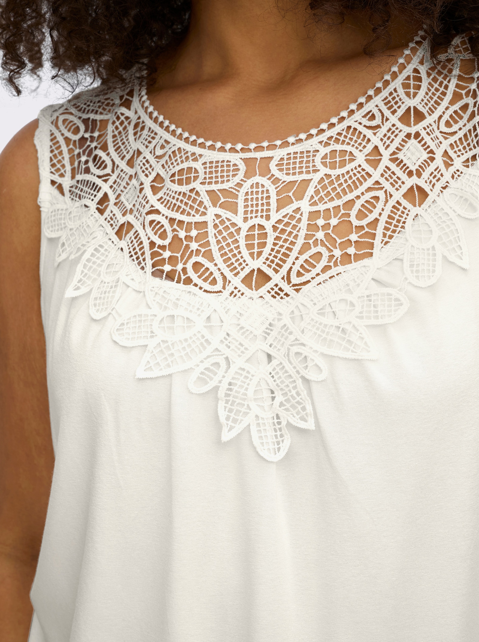 Shirttop mit Spitze am Ausschnitt - ecru