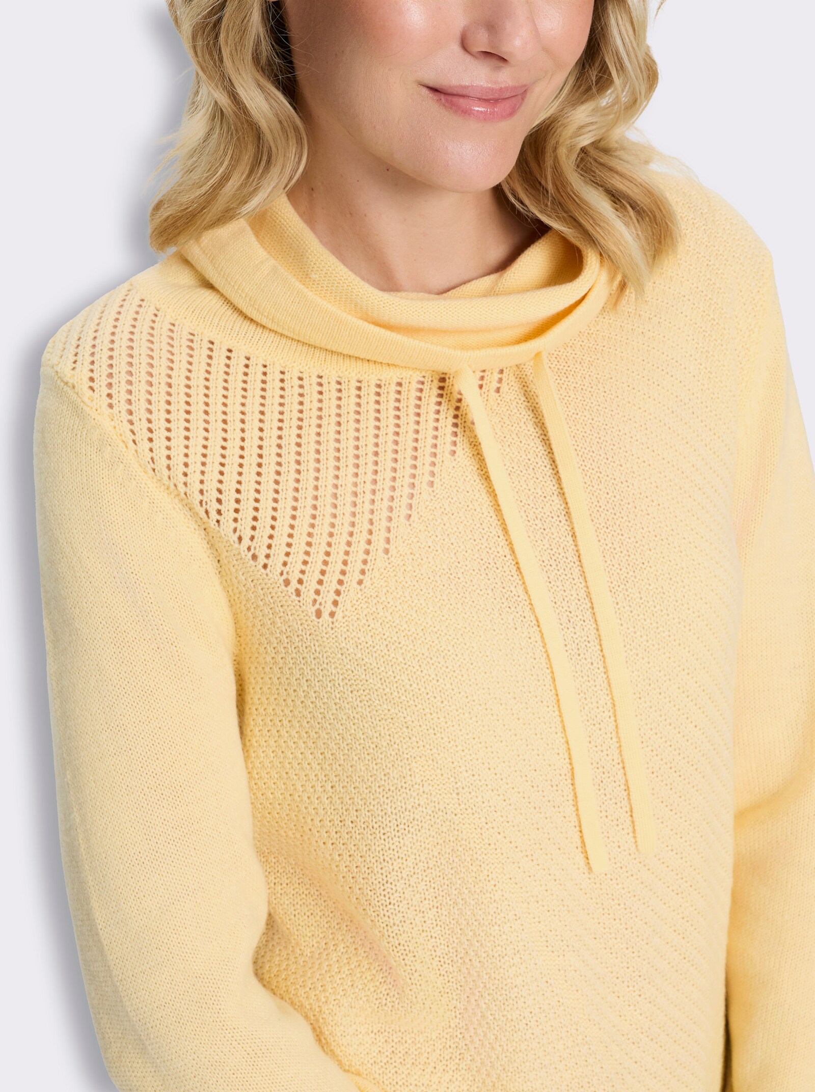 Stehkragenpullover mit Strickmuster im Vorderteil - vanille