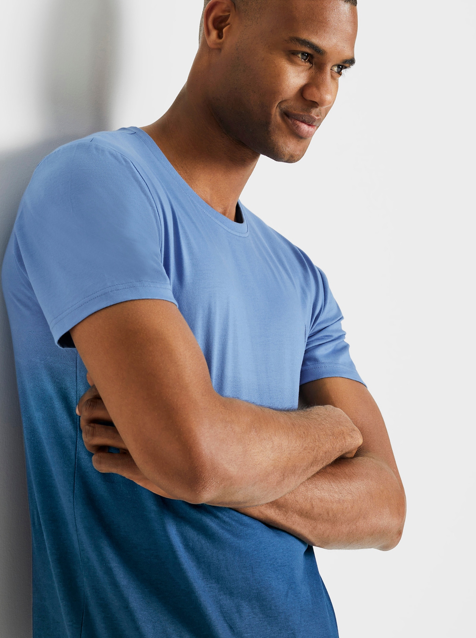 Catamaran Sports Športové tričko s celoplošným farebným gradientom - jemná modrá