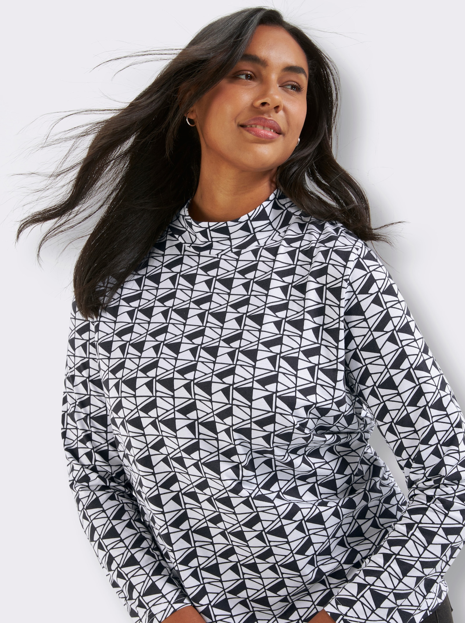 Stehkragenshirt mit Grafikdruck - schwarz-weiß-bedruckt