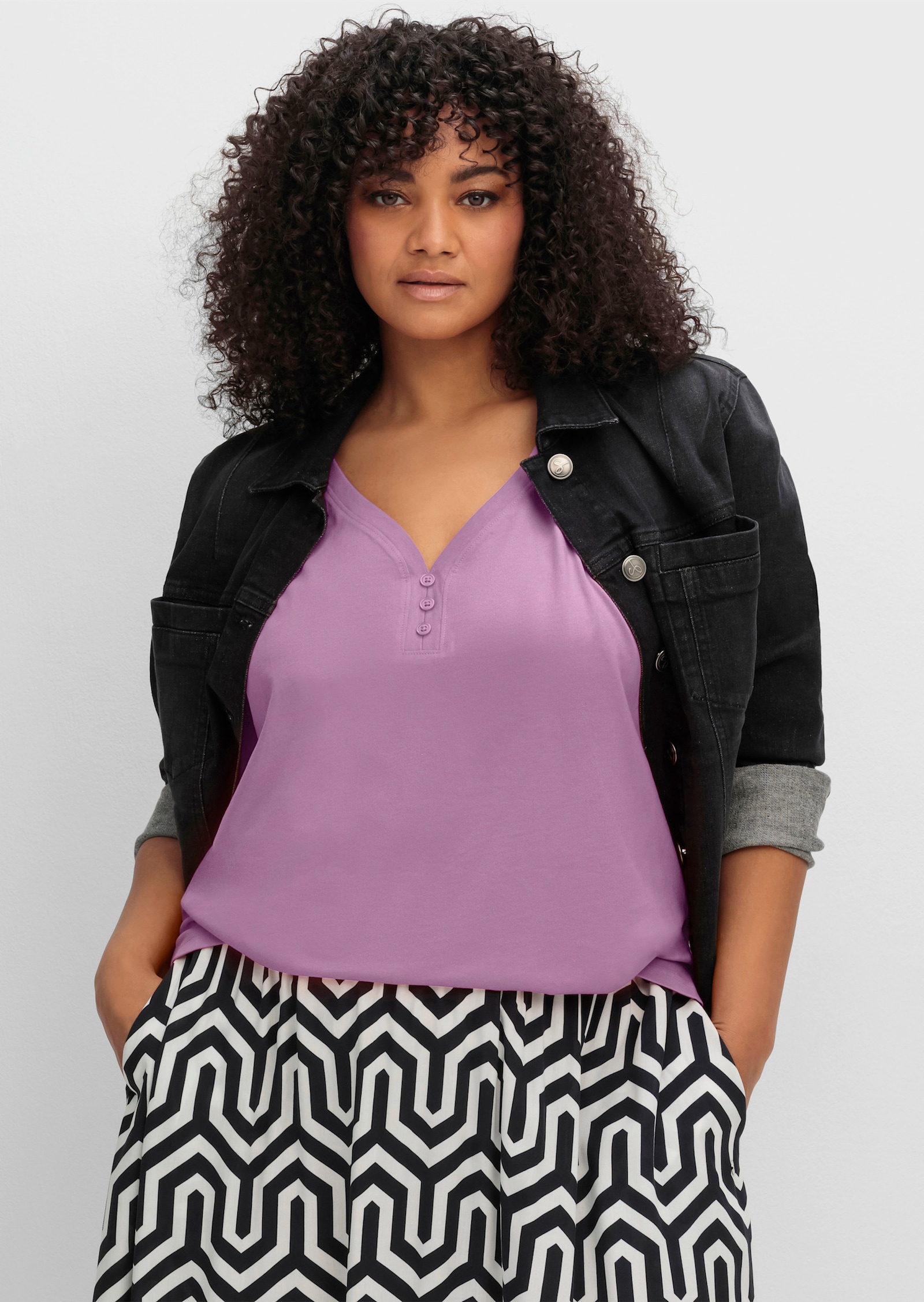 sheego Tanktop mit V-Ausschnitt und Zierknopfleiste - orchidee