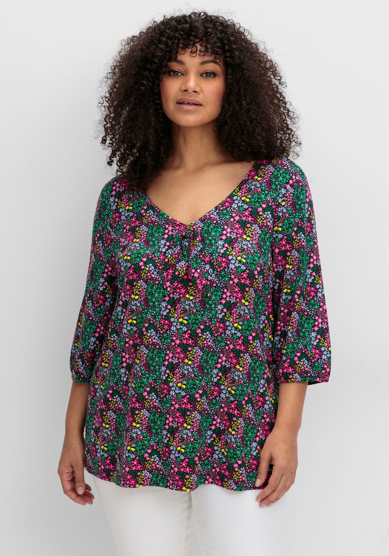 sheego by Joe Browns 3/4-Arm-Shirt mit Allover-Blumendruck und tiefem Ausschnitt - bunt