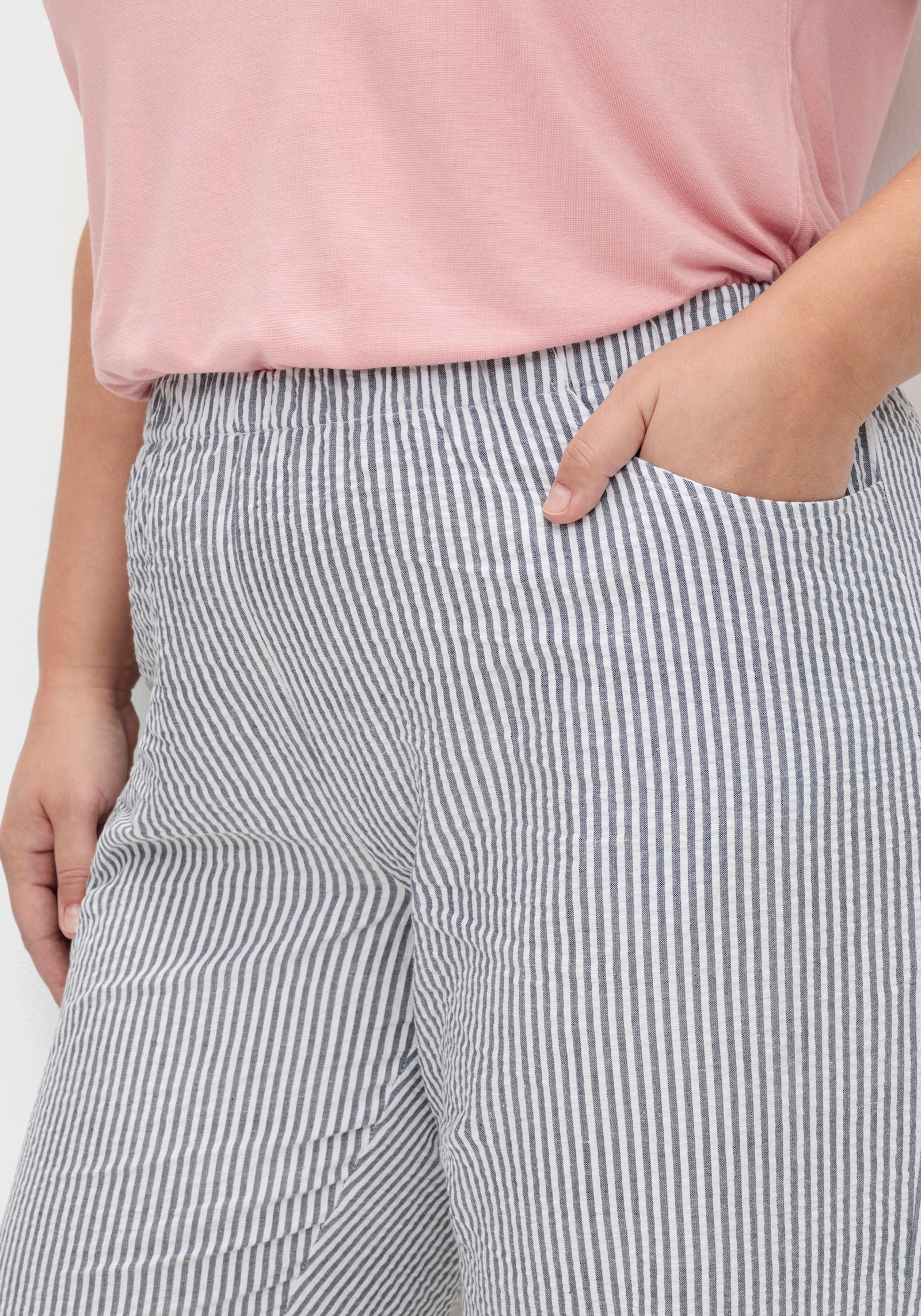 Caprihose aus Seersucker, gestreift - dunkelblau-gestreift