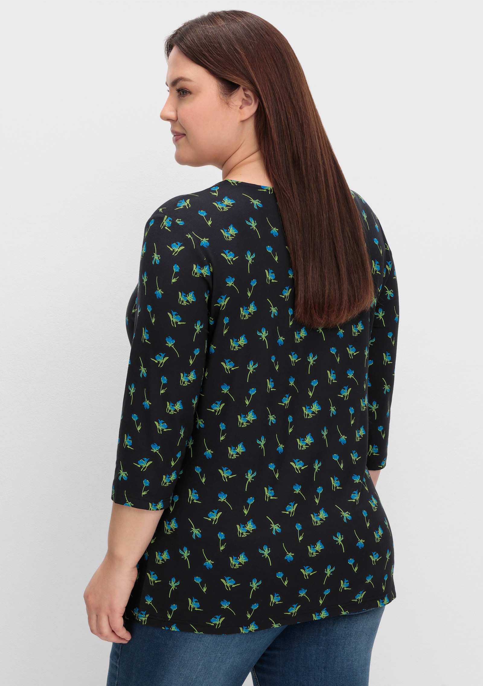 sheego T-Shirt mit Blumenprint und Herzausschnitt - schwarz-gemustert