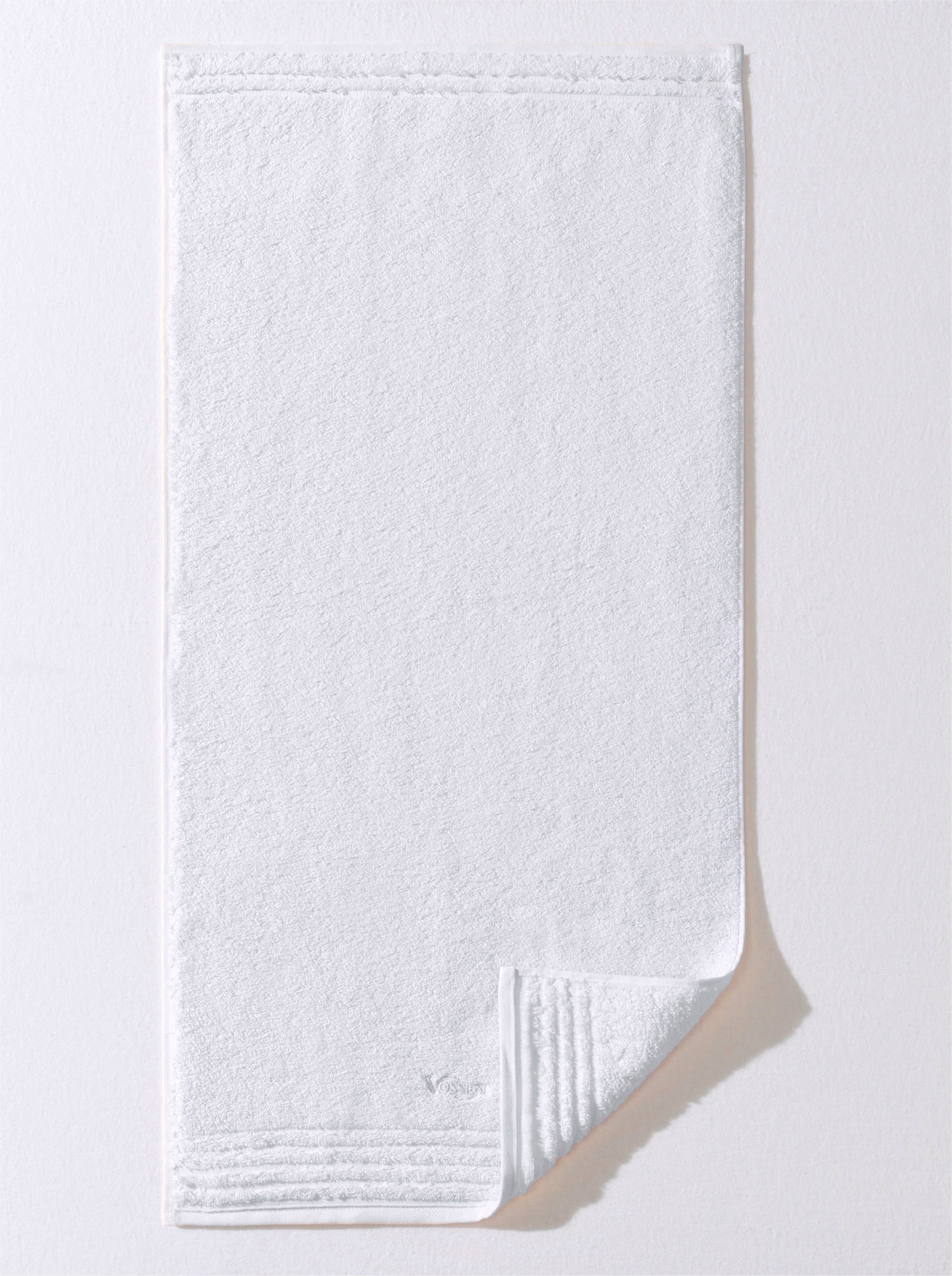 Super Soft günstig Kaufen-Handtuch in weiß von Vossen. Handtuch in weiß von Vossen <![CDATA[Handtuch-Programm in Supersoft-Qualität von Vossen. Unübertroffen weich, kuschelig und extra saugfähig in besonders schwerer Luxus-Qualität. Schmale Bordüre und gesticktes Vo