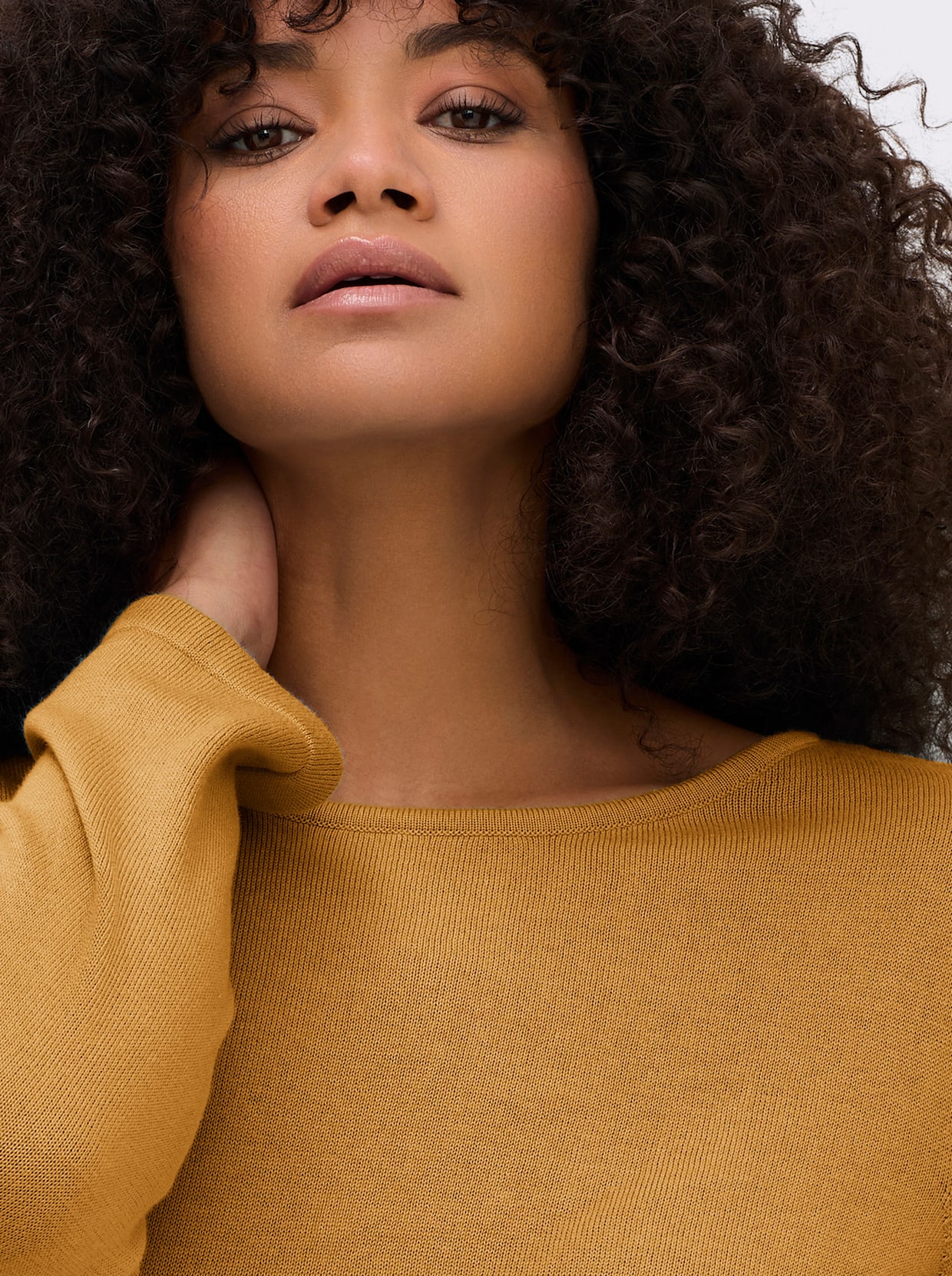 Rundhalspullover mit U-Boot-Ausschnitt - curry