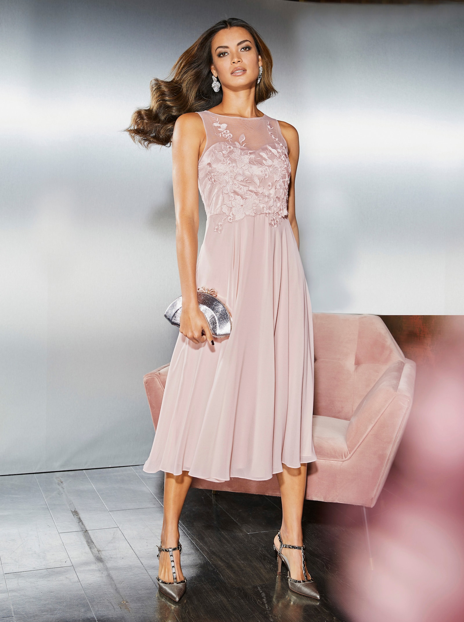 heine Cocktailkleid mit Blütenstickerei, ärmellos - puder