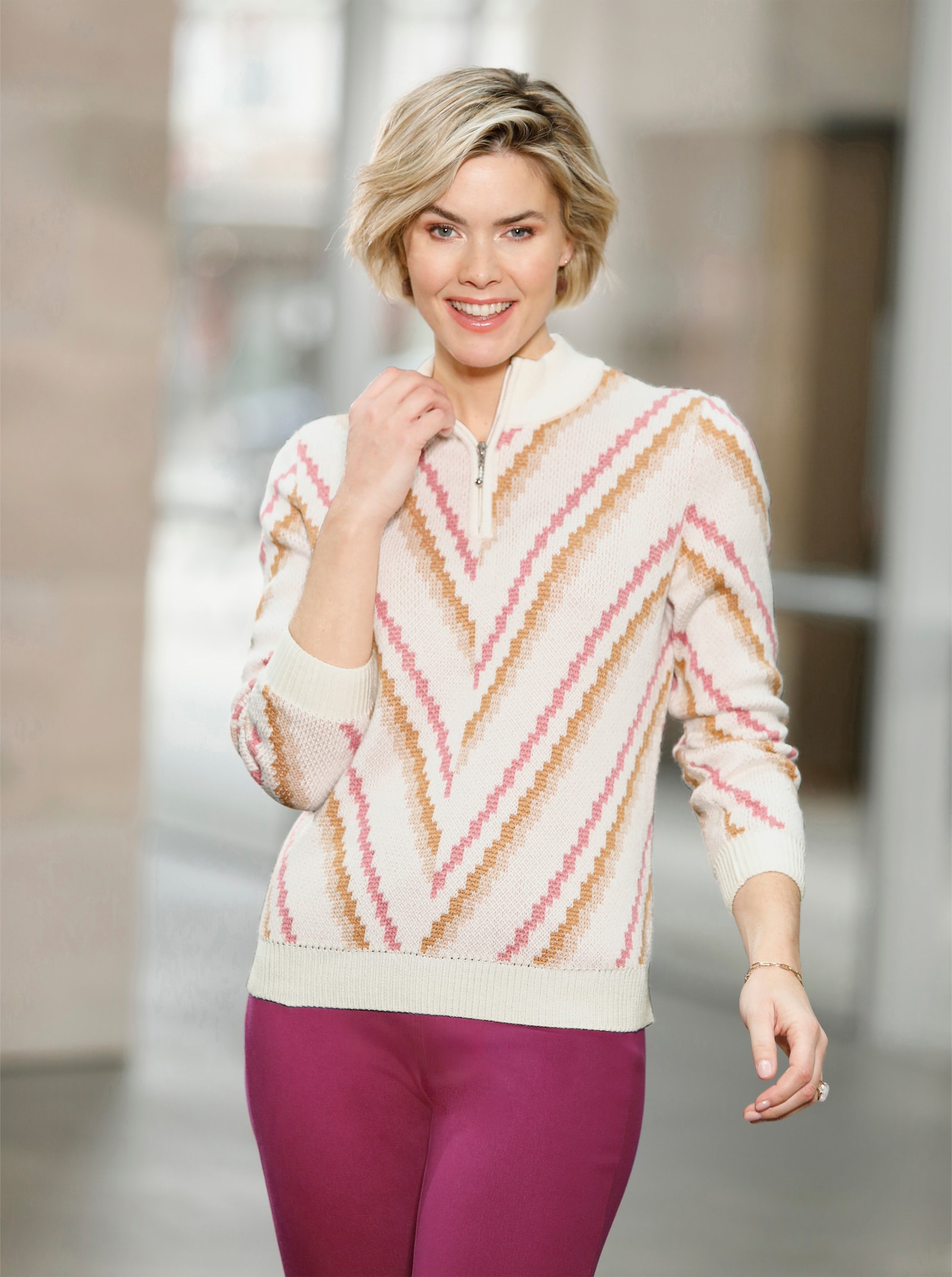 Stehkragenpullover mit Jacquard-Muster - ecru-altrosa-gemustert