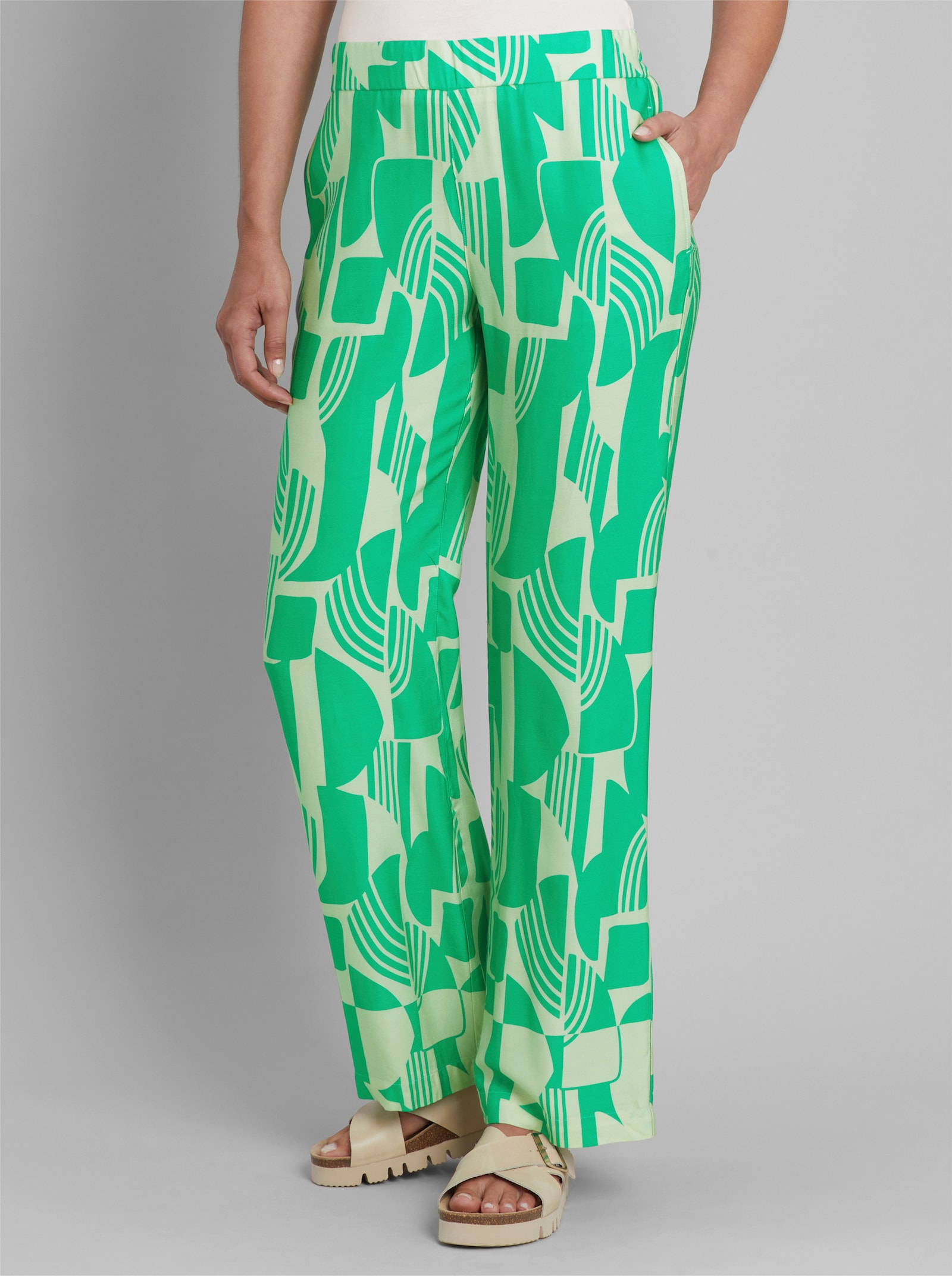 heine Schlupfhose mit Grafik-Dessin - grasgrün-sand-bedruckt