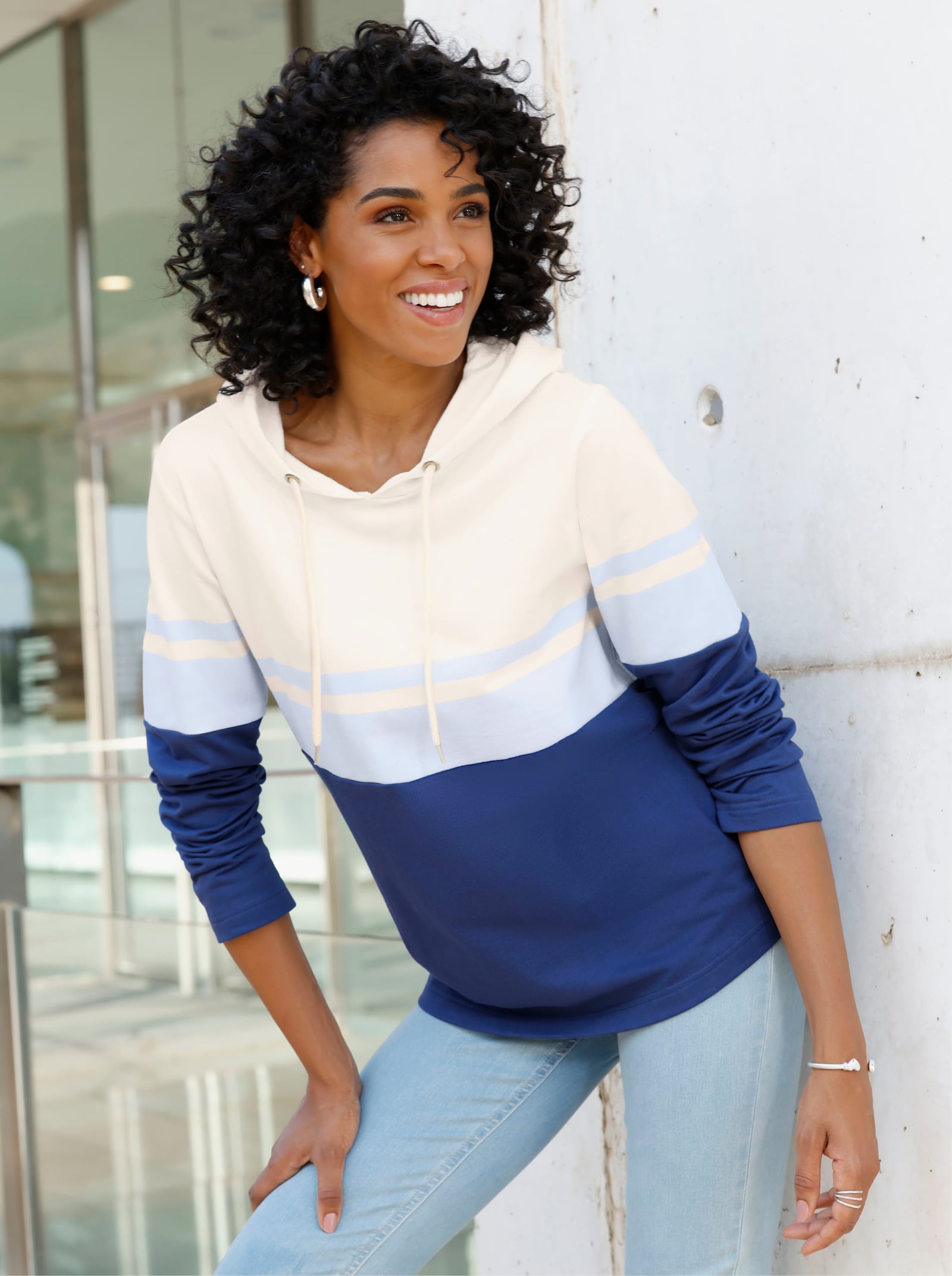 Sweatshirt im Color-Blocking-Dessin - dunkelblau-hellblau