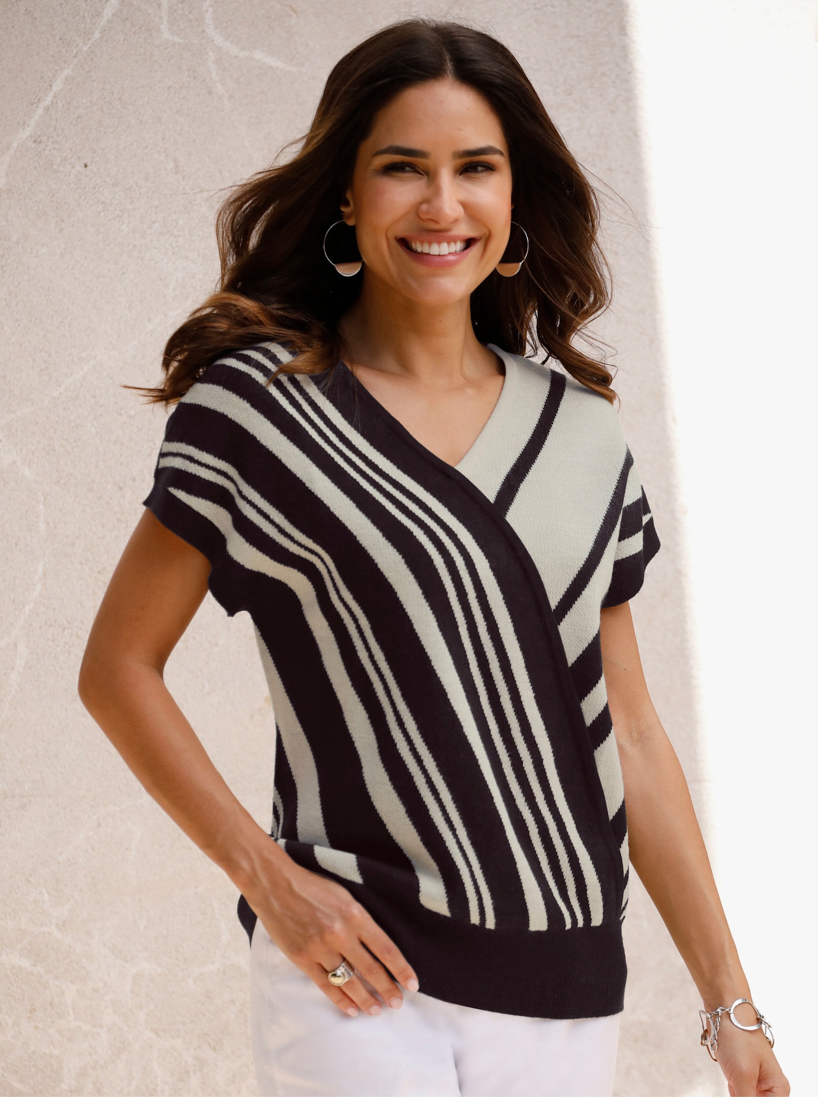 V-Ausschnitt-Pullover in Wickel-Optik, gestreift - schwarz-sand-gemustert