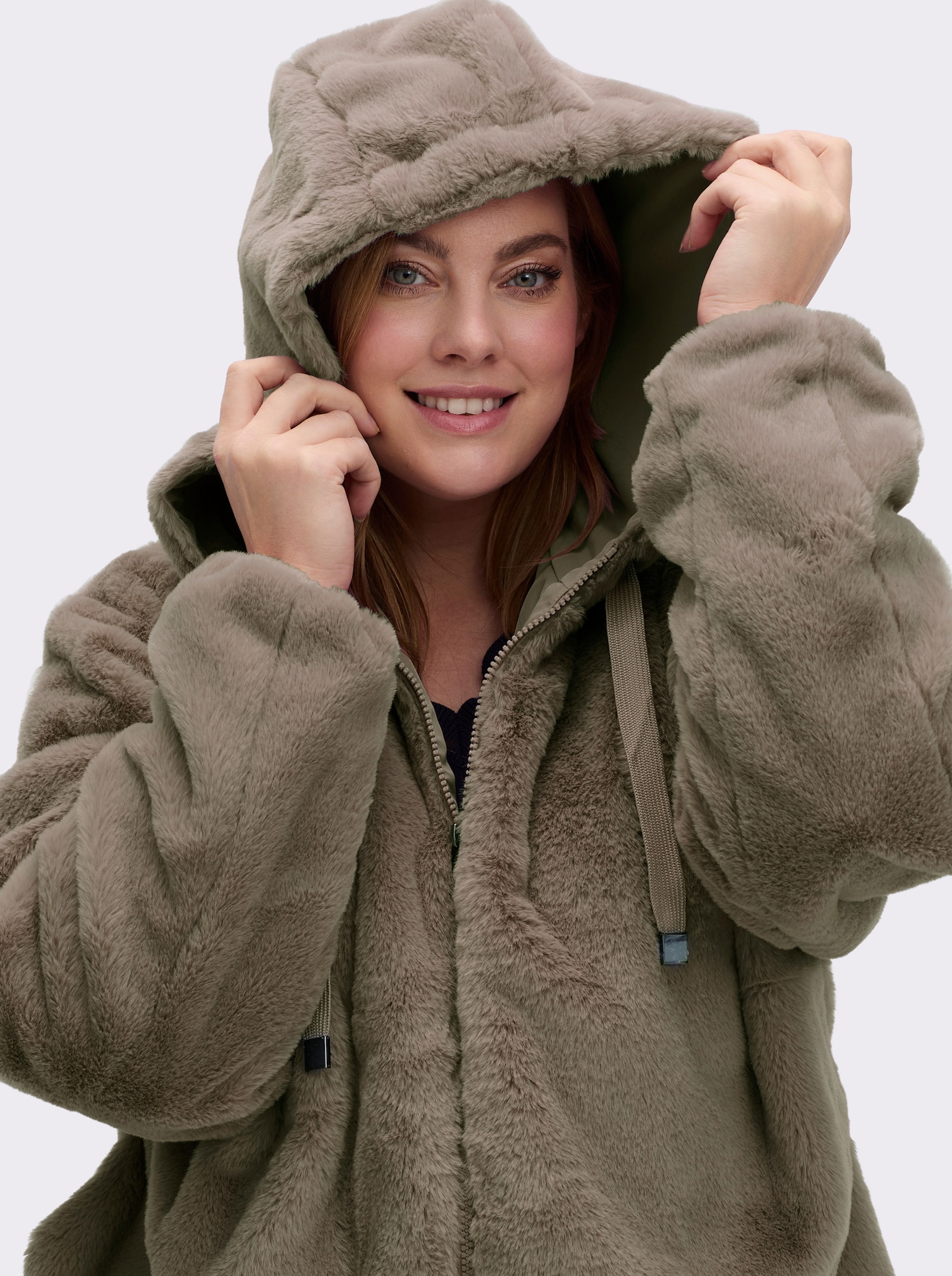 Fellimitatjacke mit Gummizug an Ärmeln und Saum - schlamm