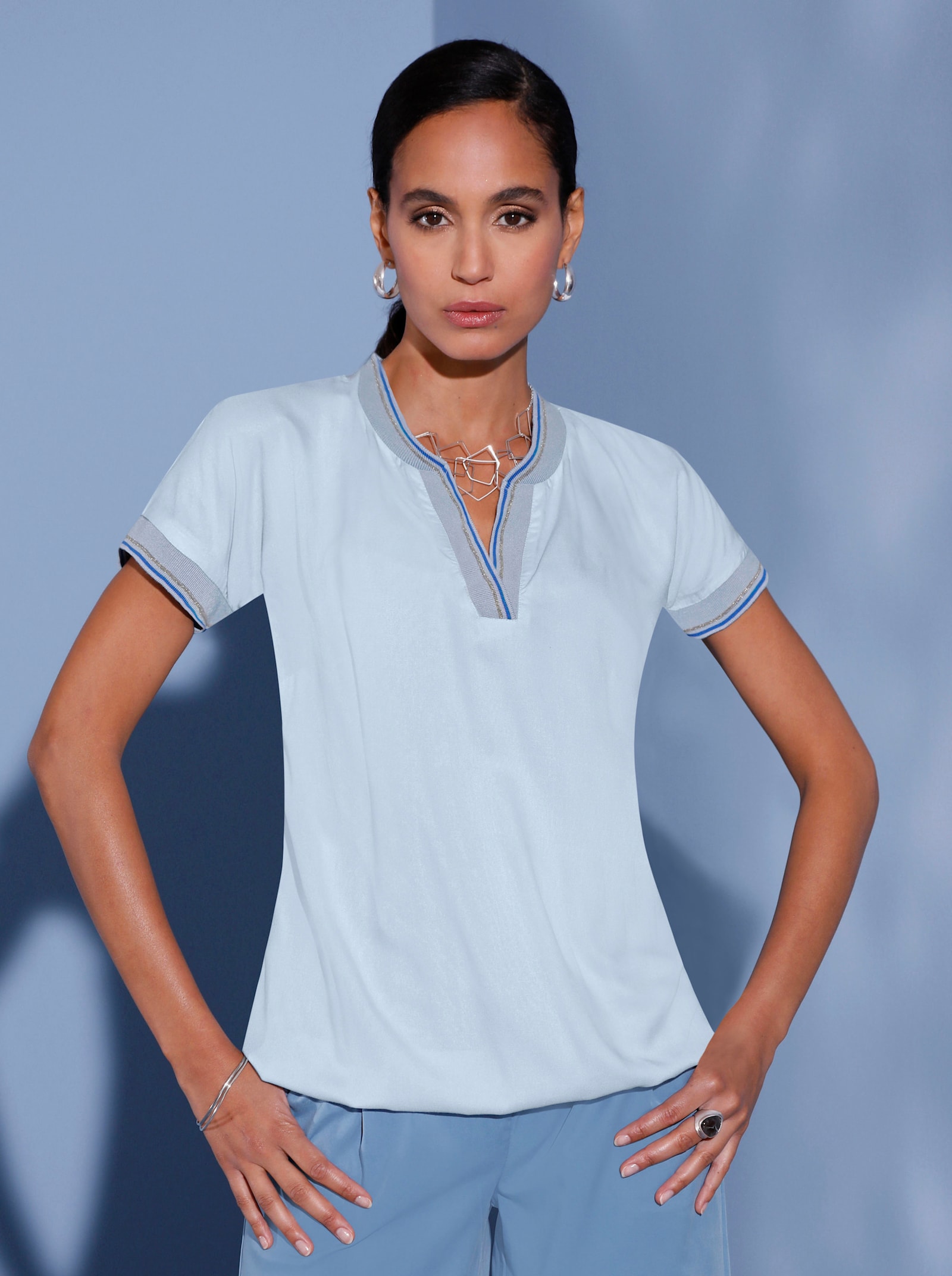 Ärmellose Bluse aus reiner Viskose - hellblau