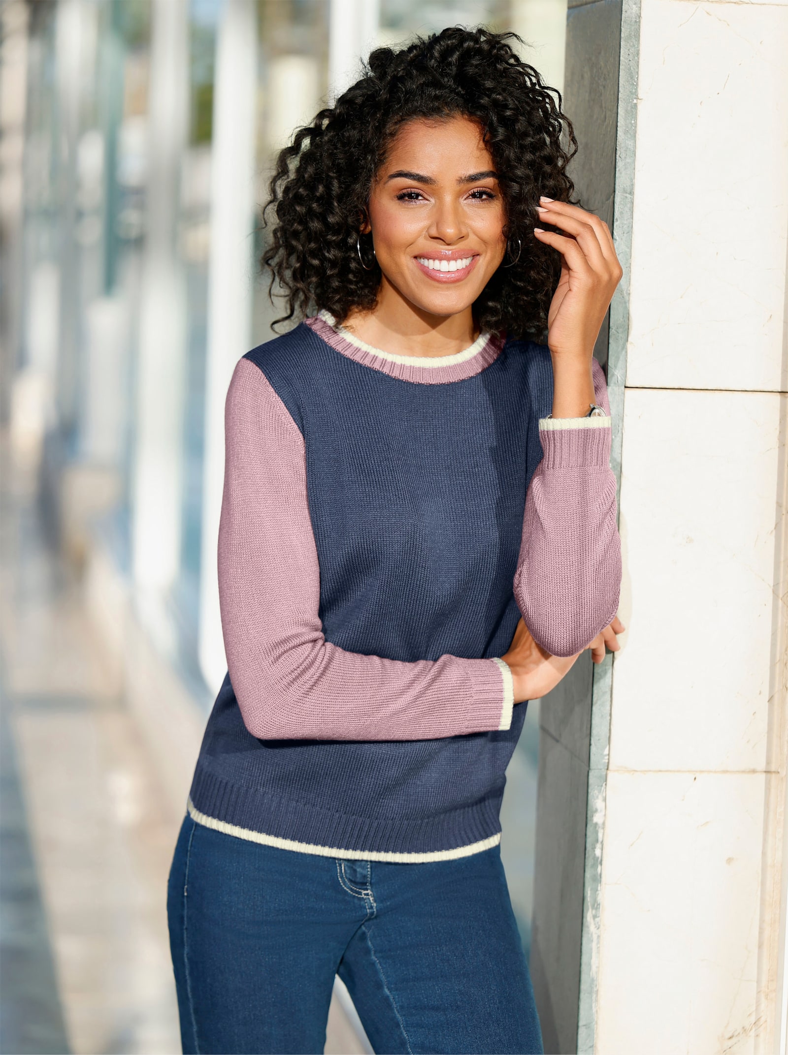 Stickad tröja med kontrastfärgade i ärmar - rökblå orkidé