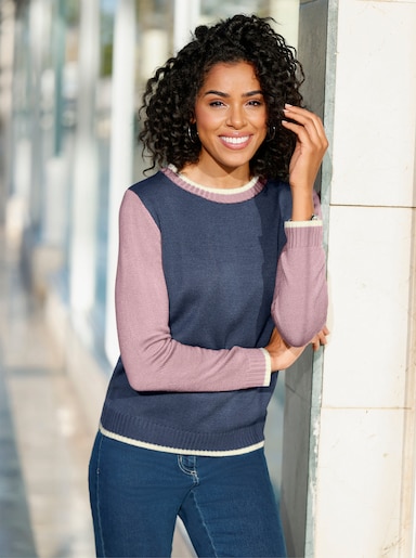 Stickad tröja med kontrastfärgade i ärmar - rökblå orkidé