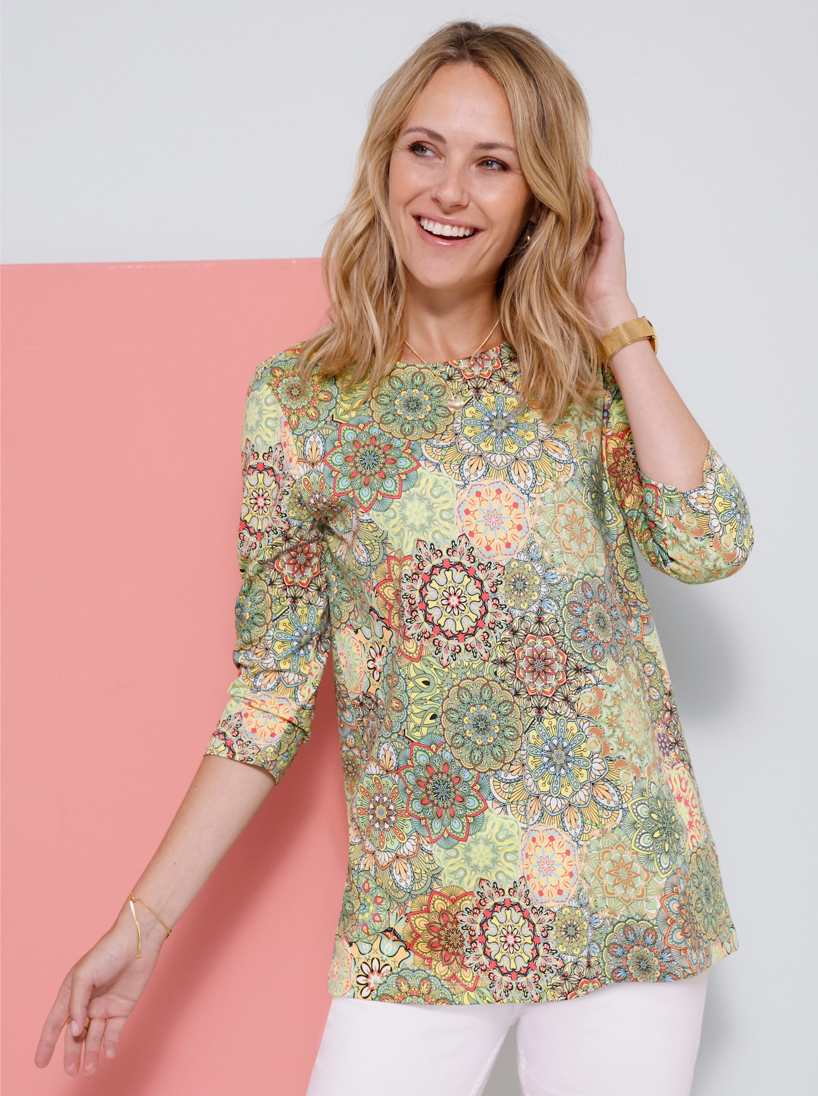 Lang shirt met mandala-elementen - resedagroen/papaya bedrukt