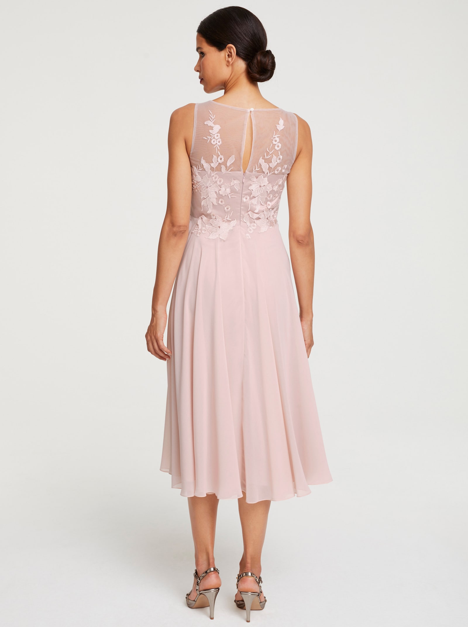 heine Cocktailkleid mit Blütenstickerei, ärmellos - puder