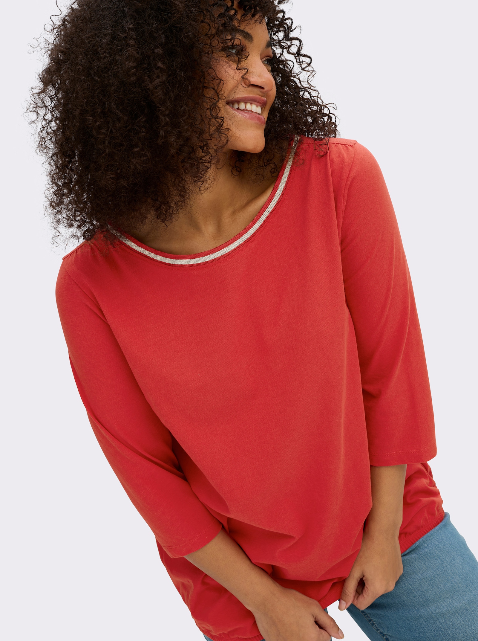 sheego 3/4-Arm-Shirt mit Glitzergarn am Ausschnitt - erdbeere