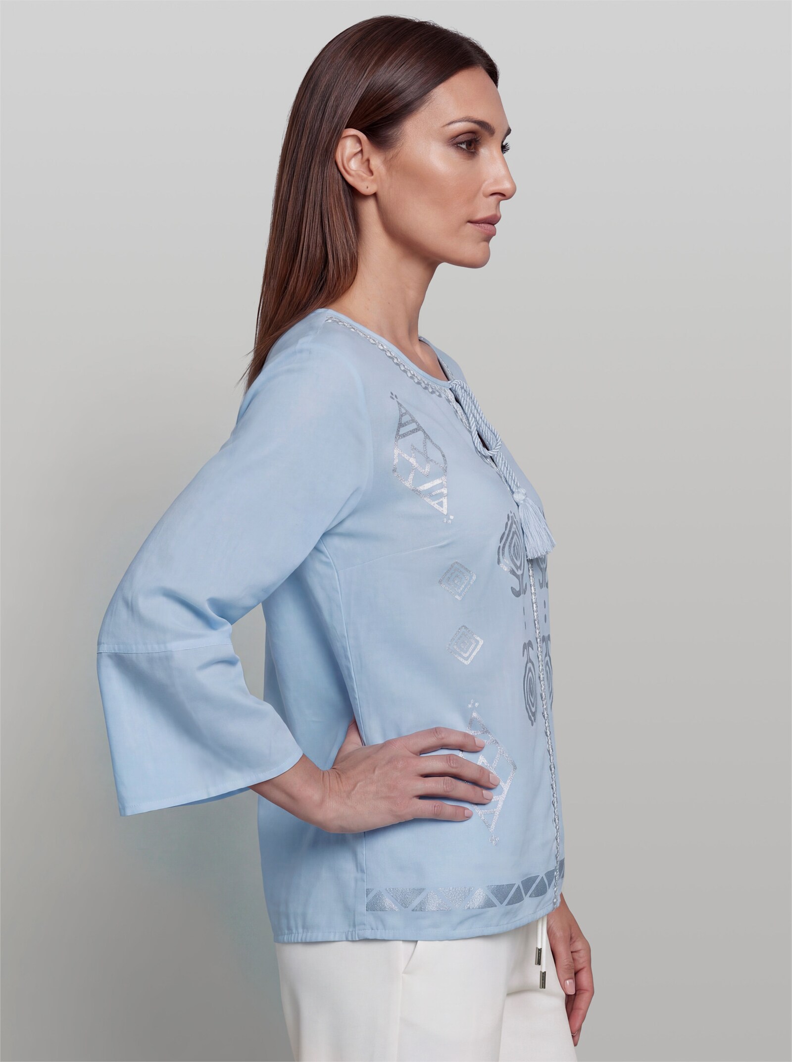 heine Baumwollbluse mit Folienprint - hellblau