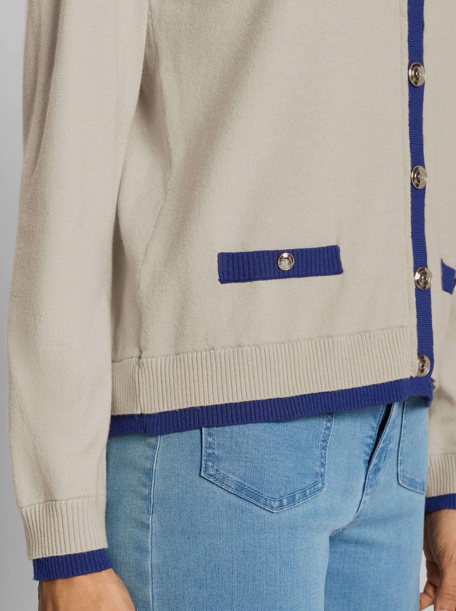 heine Strickjacke mit goldfarbenen Knöpfen - hellgrau-royalblau