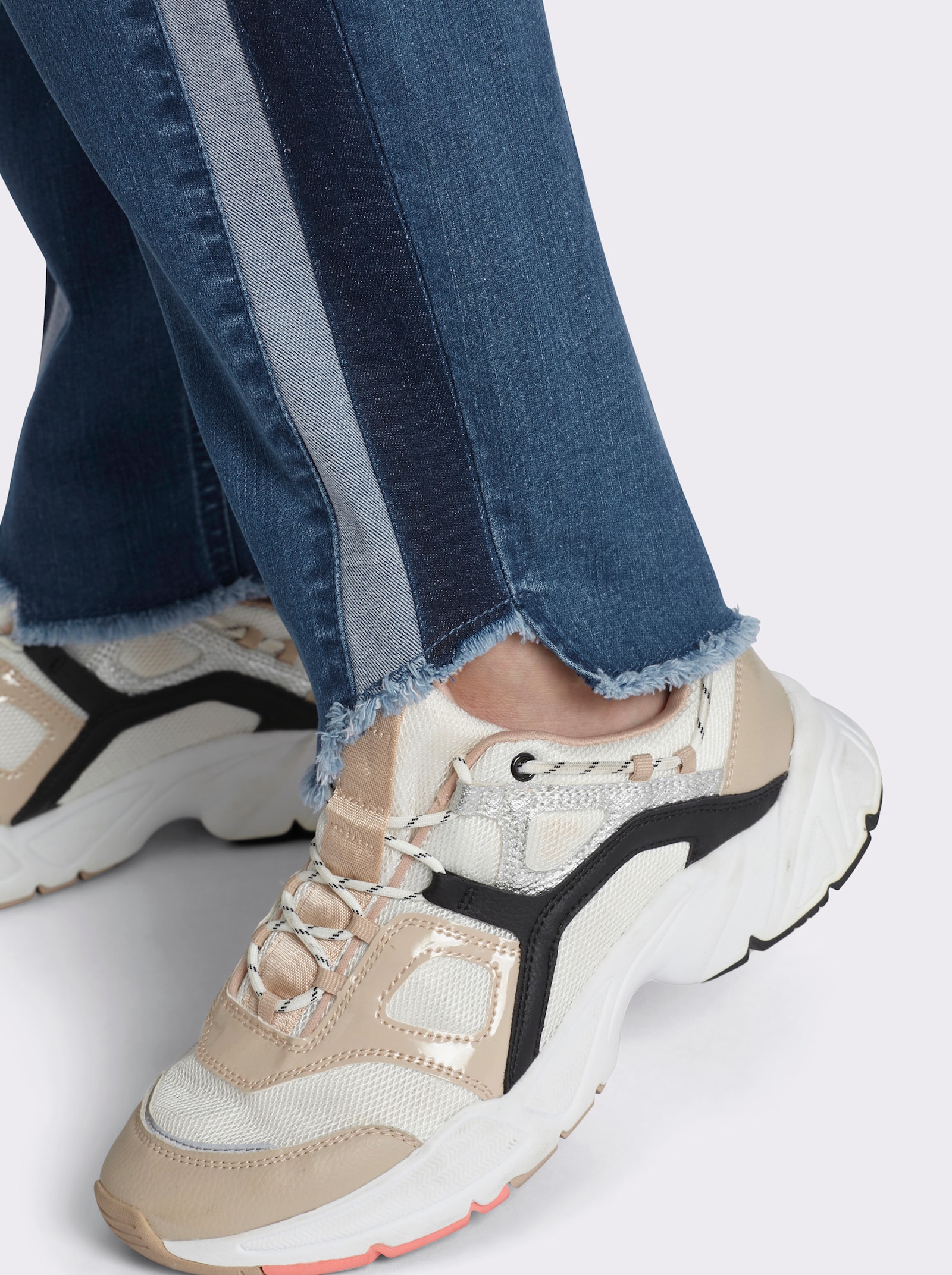sheego Jeans mit Kontrasteinsatz und Fransensaum - blue-stone-washed