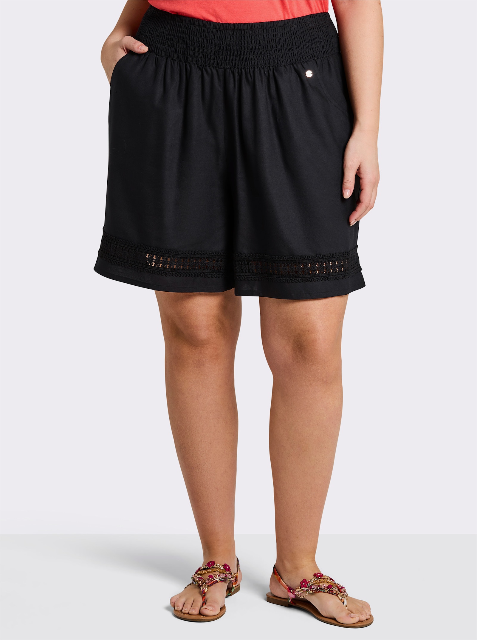 sheego Short met broderie anglaise op de zoom - zwart