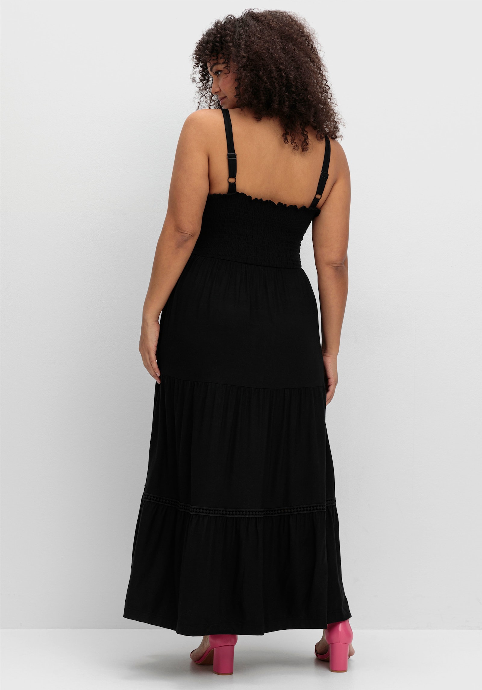 sheego Maxikleid mit Smok-Oberteil und Volantrock - schwarz