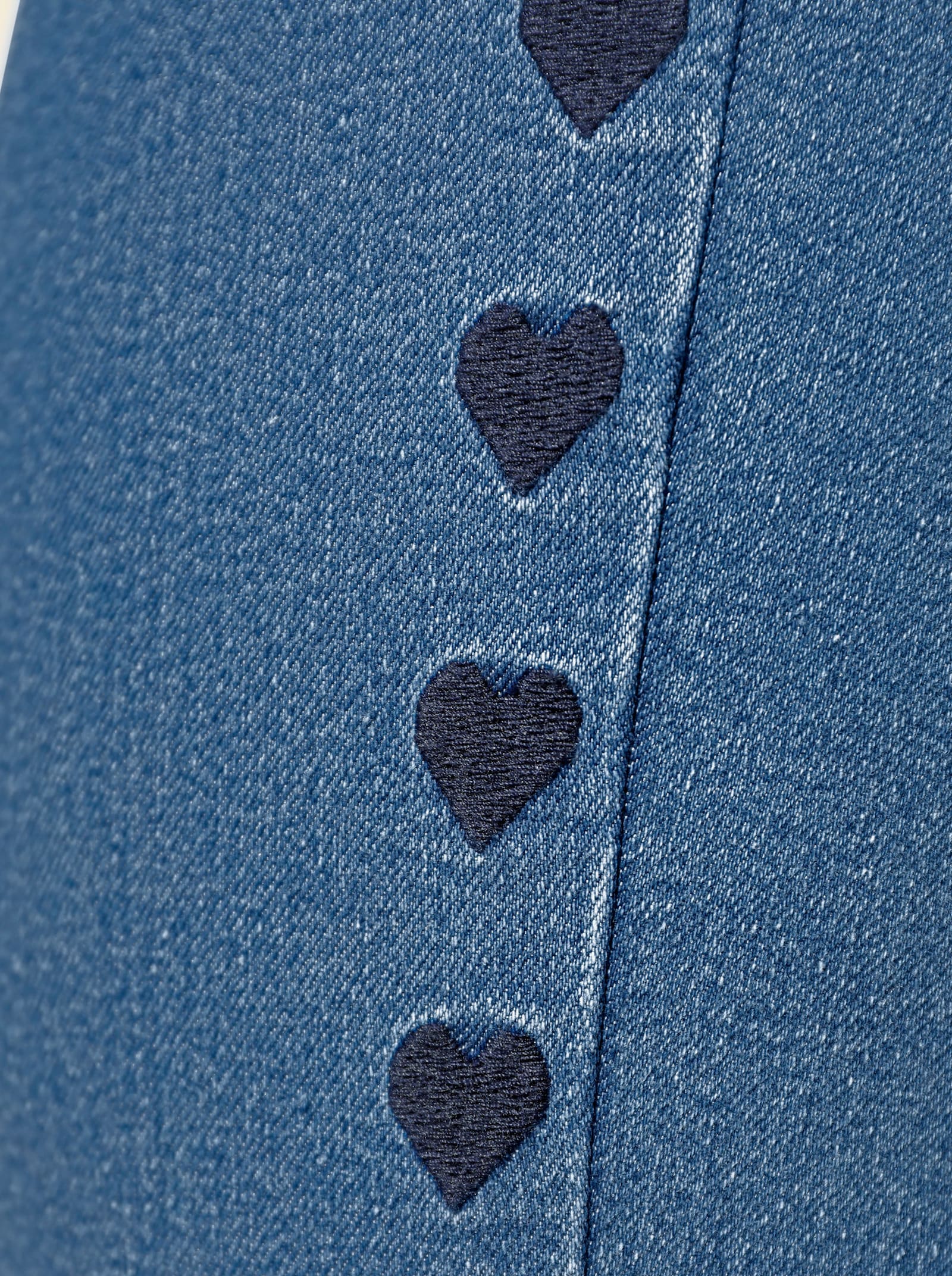 Jeans mit Herzchen-Stickerei - blue-bleached