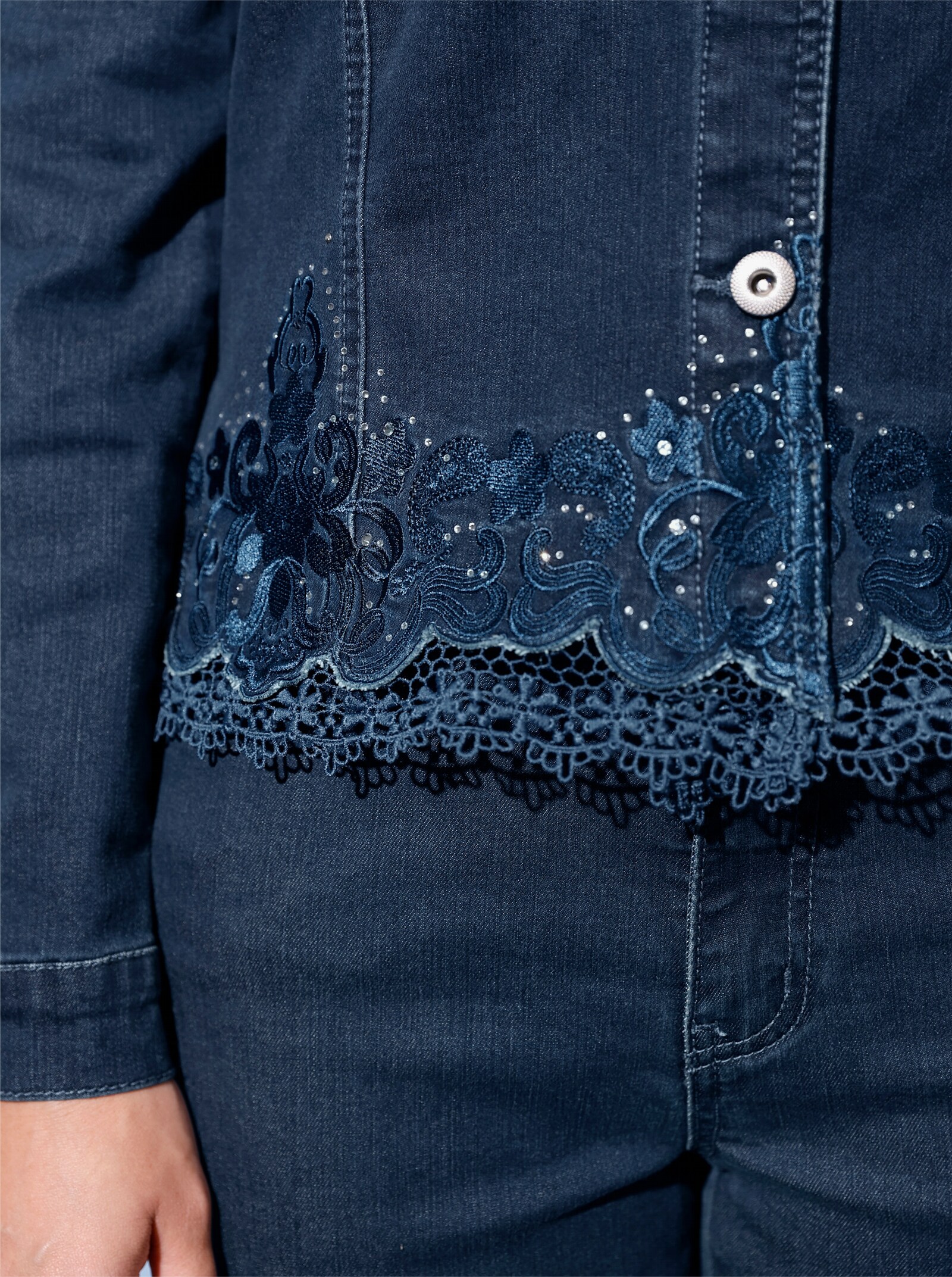  Jeansblazer mit Spitzenbordüre und Glitzersteinchen - blue-stone-washed