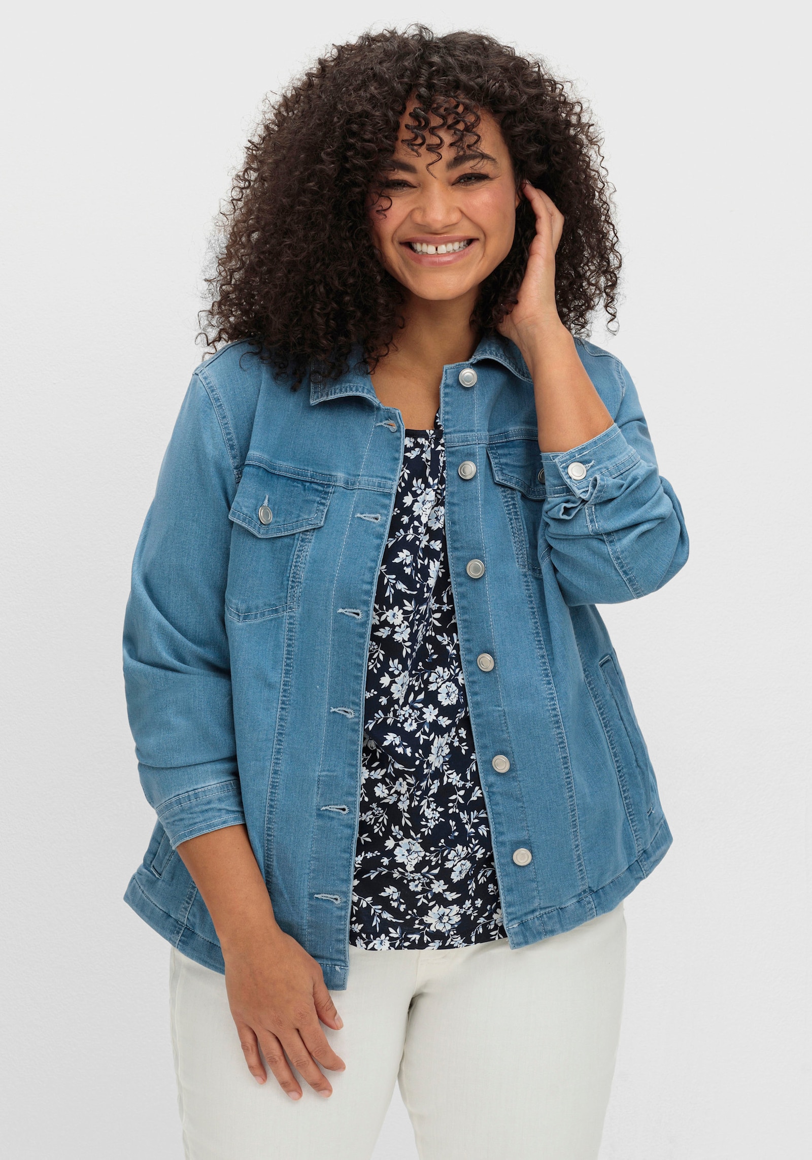 Jeansjacke mit aufgesetzten Brusttaschen - blue-bleached