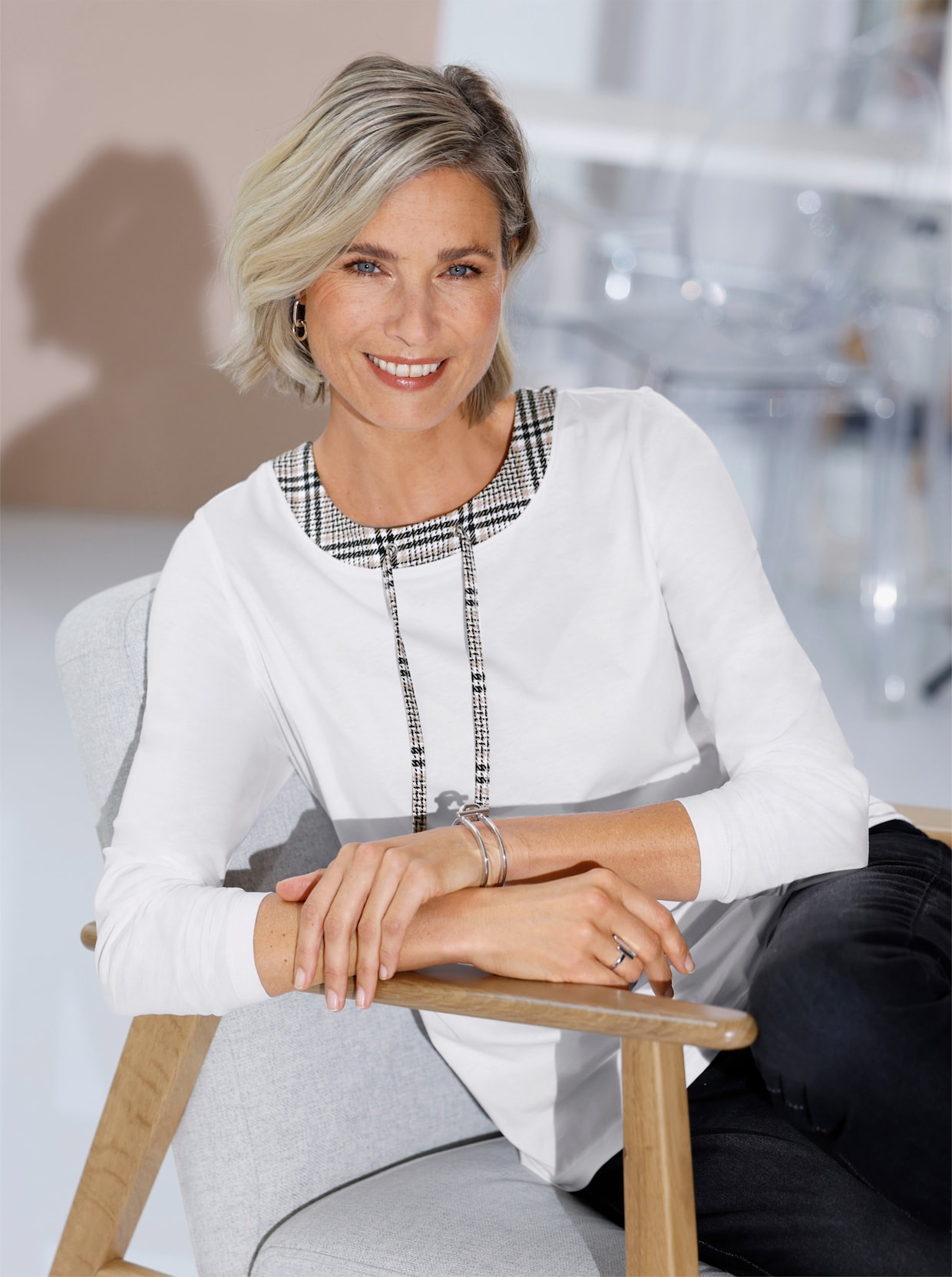 Langarmshirt mit Bindeband und Ösen - ecru