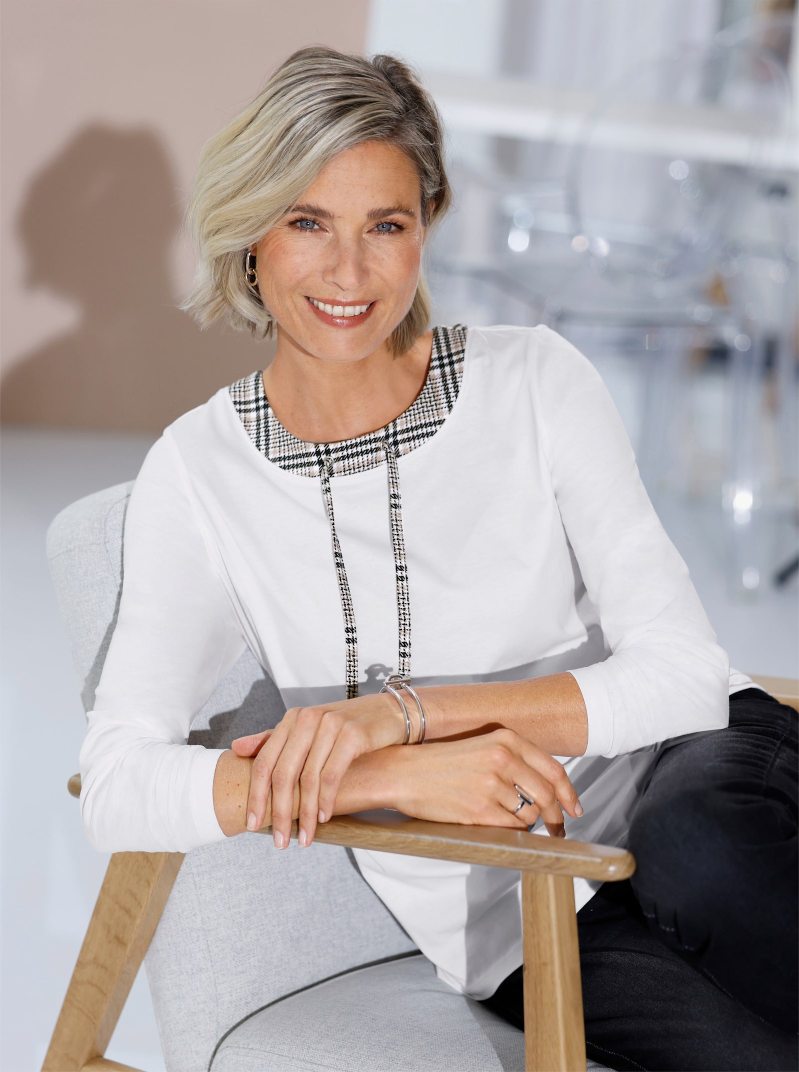 Langarmshirt mit Bindeband und Ösen - ecru