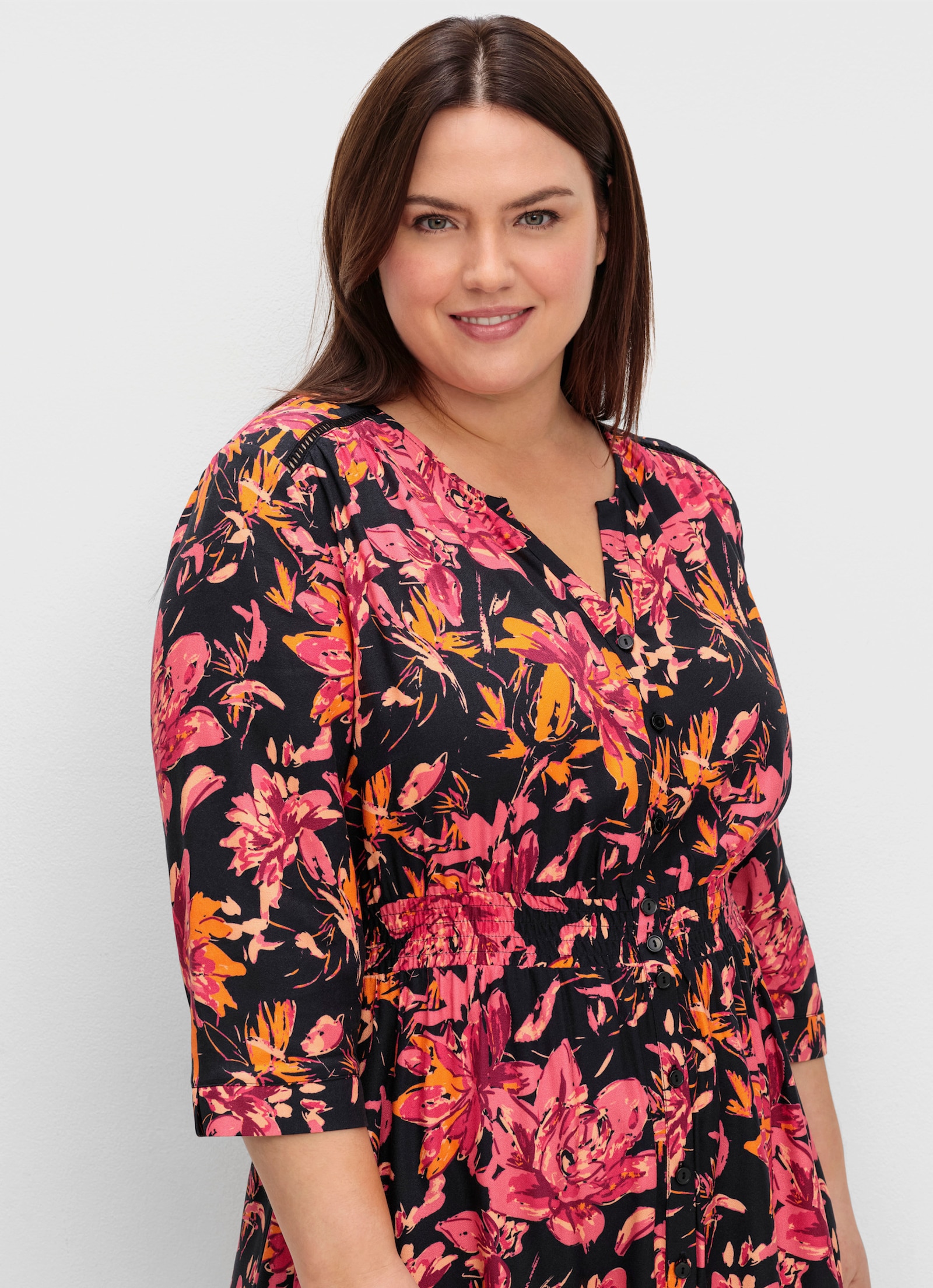 sheego Druckkleid mit gesmokter Taille, Midi-Länge - schwarz-gemustert