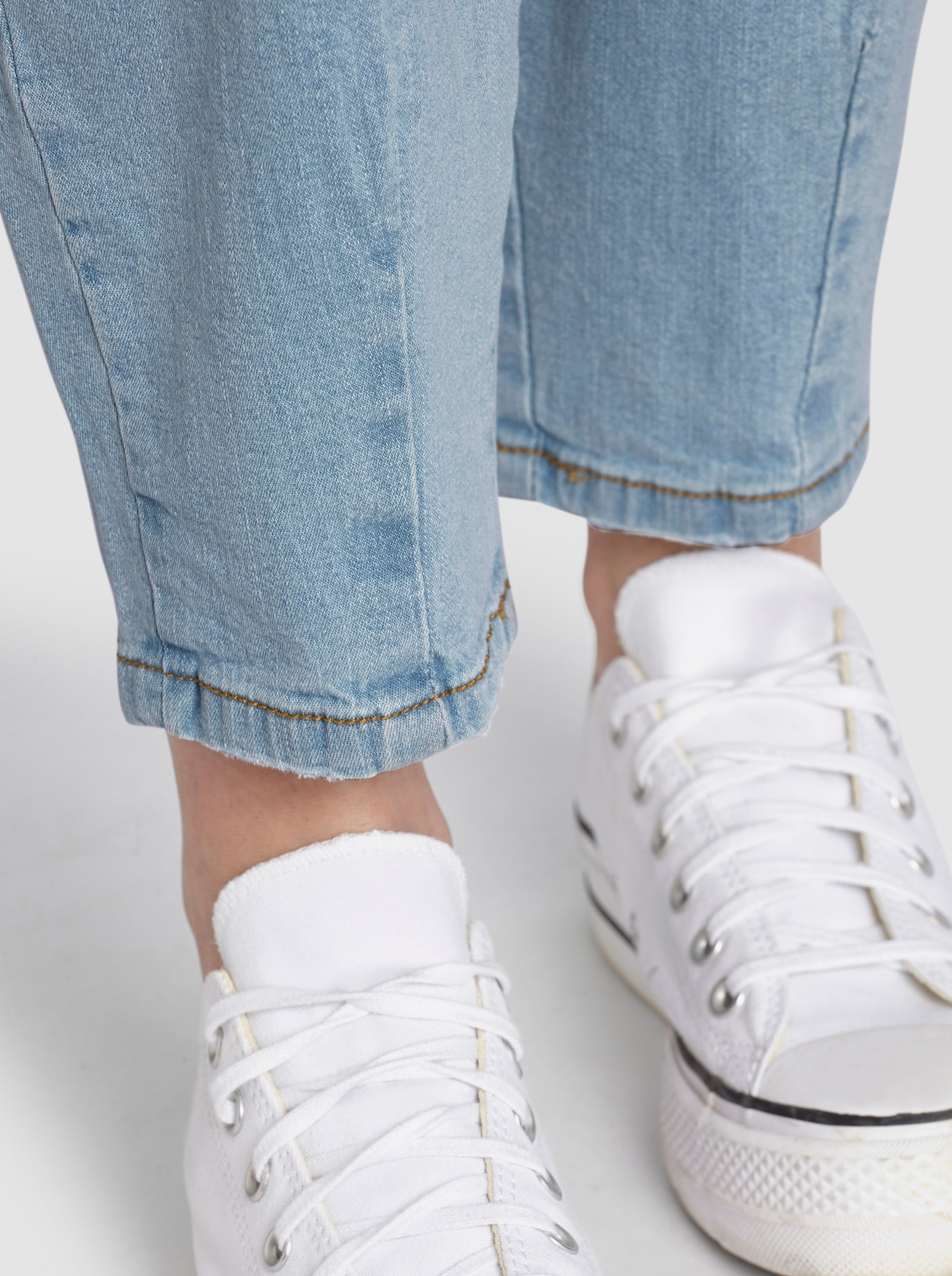 Jeans im Mom-Schnitt - blue-bleached