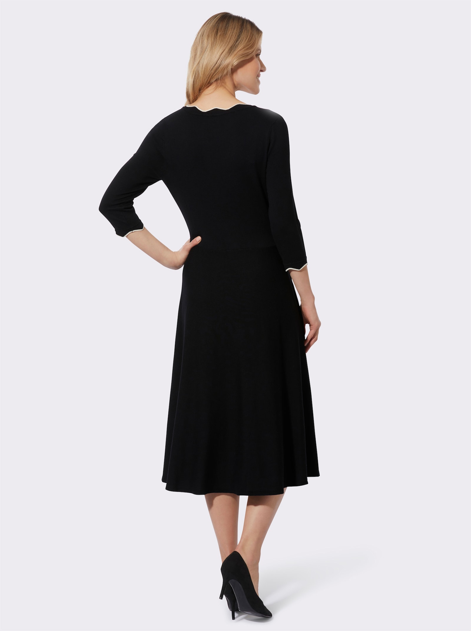 Strickkleid mit gewellten Abschlüssen - schwarz
