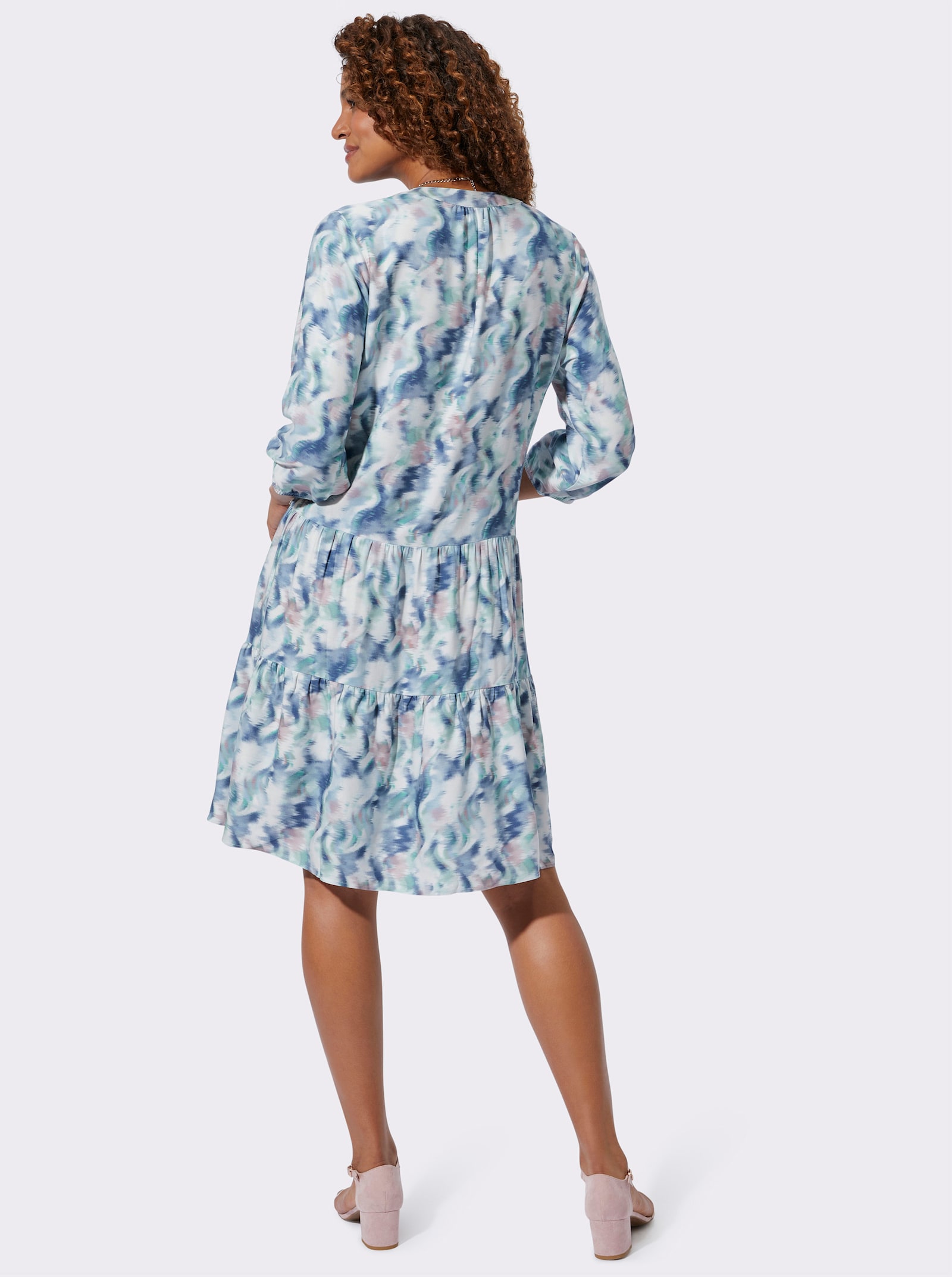 Druckkleid in Stufenform - ecru-jeansblau-bedruckt