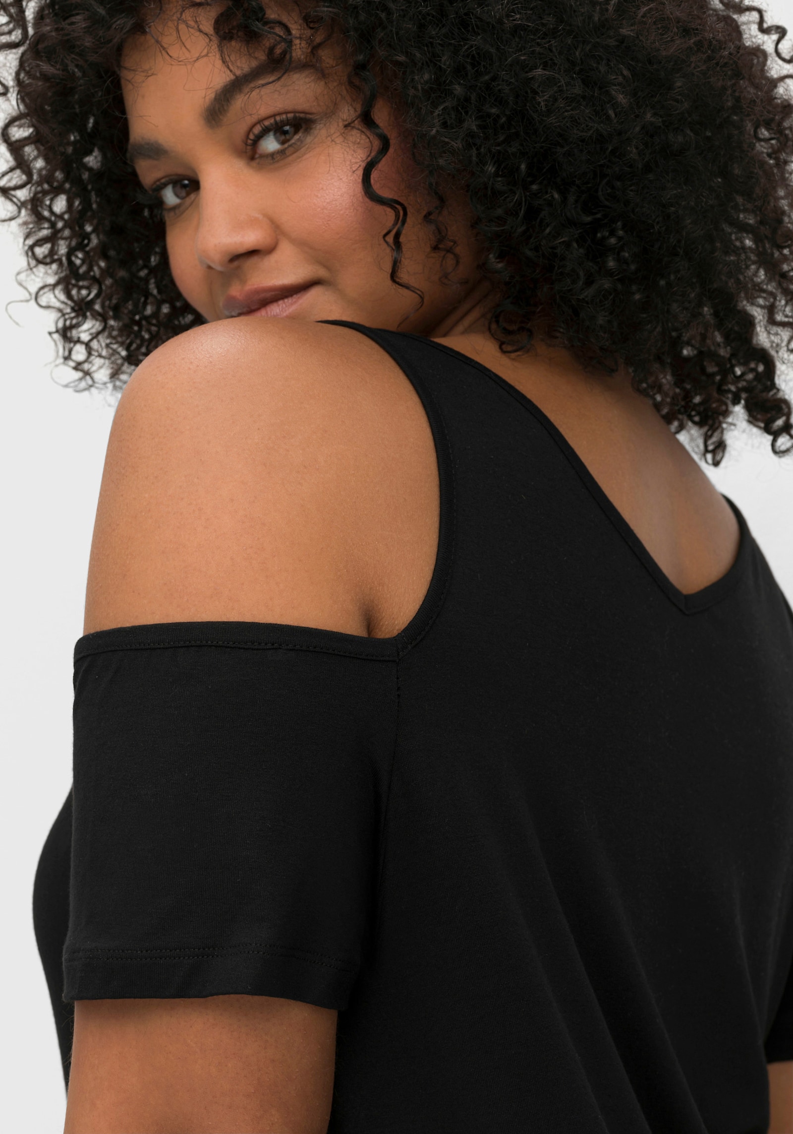 sheego V-Shirt im Off-Shoulder-Look - schwarz