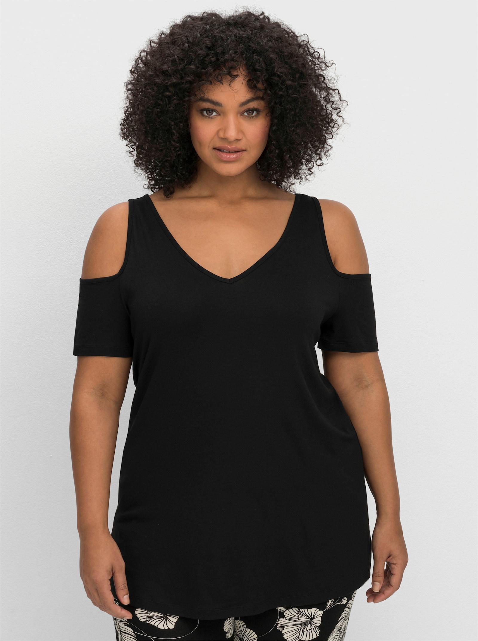 sheego V-Shirt im Off-Shoulder-Look - schwarz
