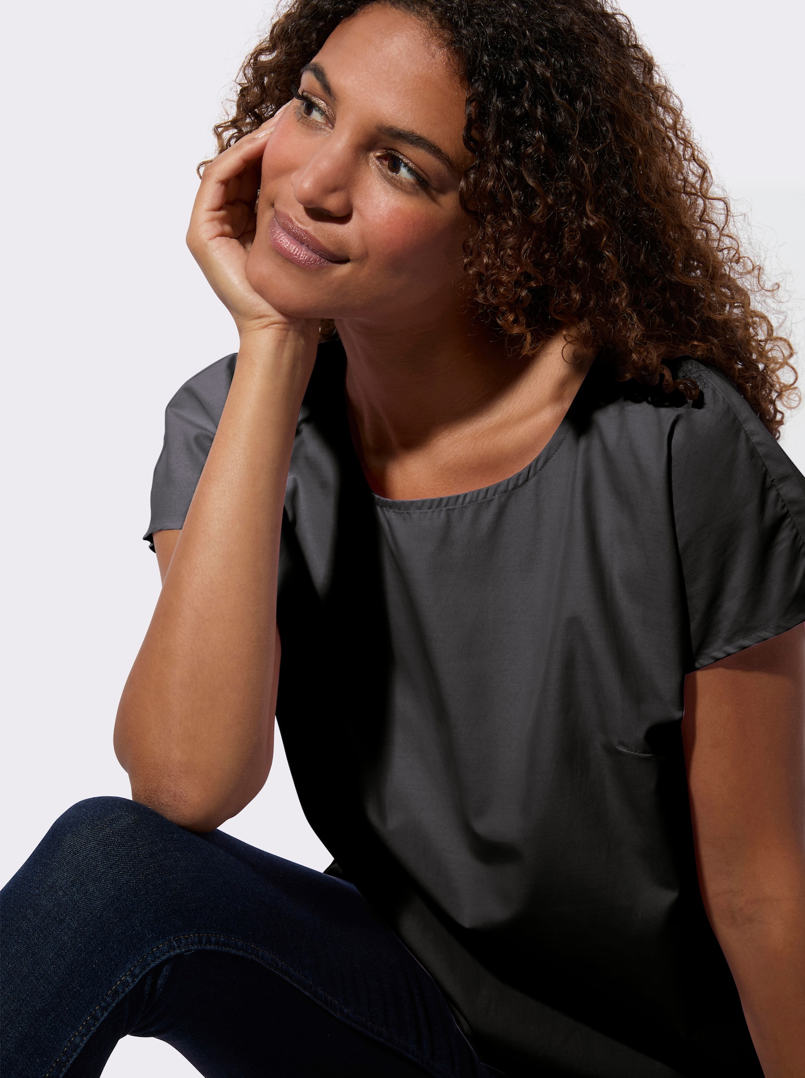 Baumwollbluse mit überschnittenen Schultern - schwarz