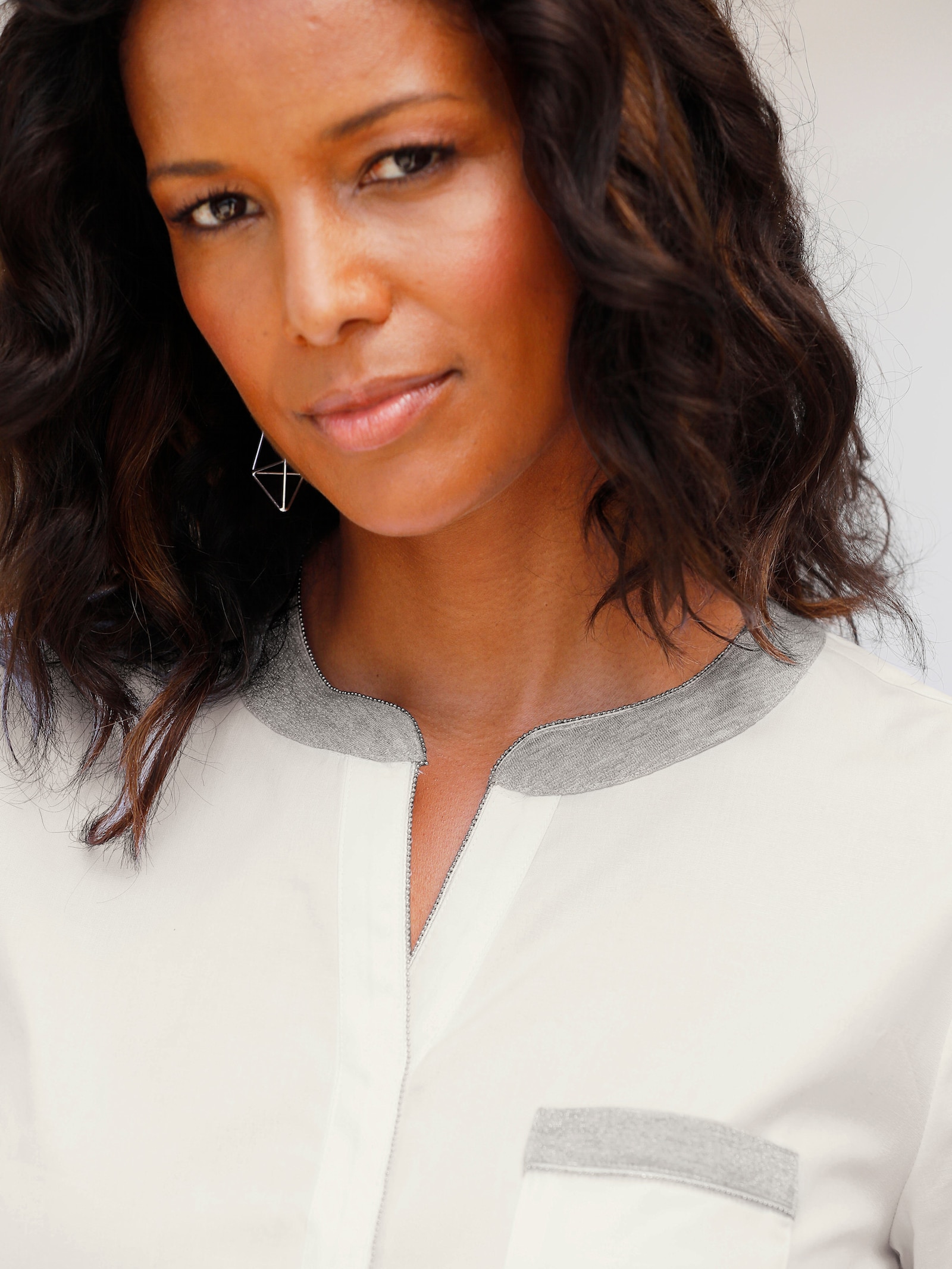 Baumwollbluse mit krempelbaren, langen Ärmeln - ecru