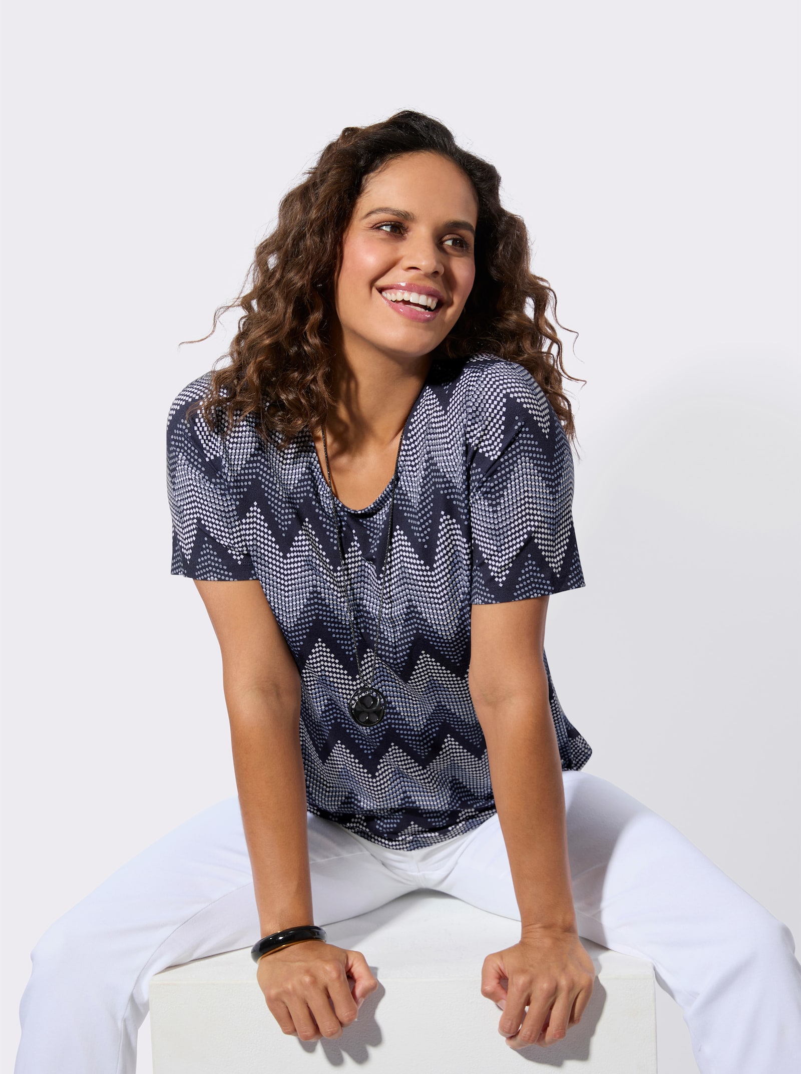 Kurzarmshirt mit hochwertiger Viskose - weiß-marine-bedruckt