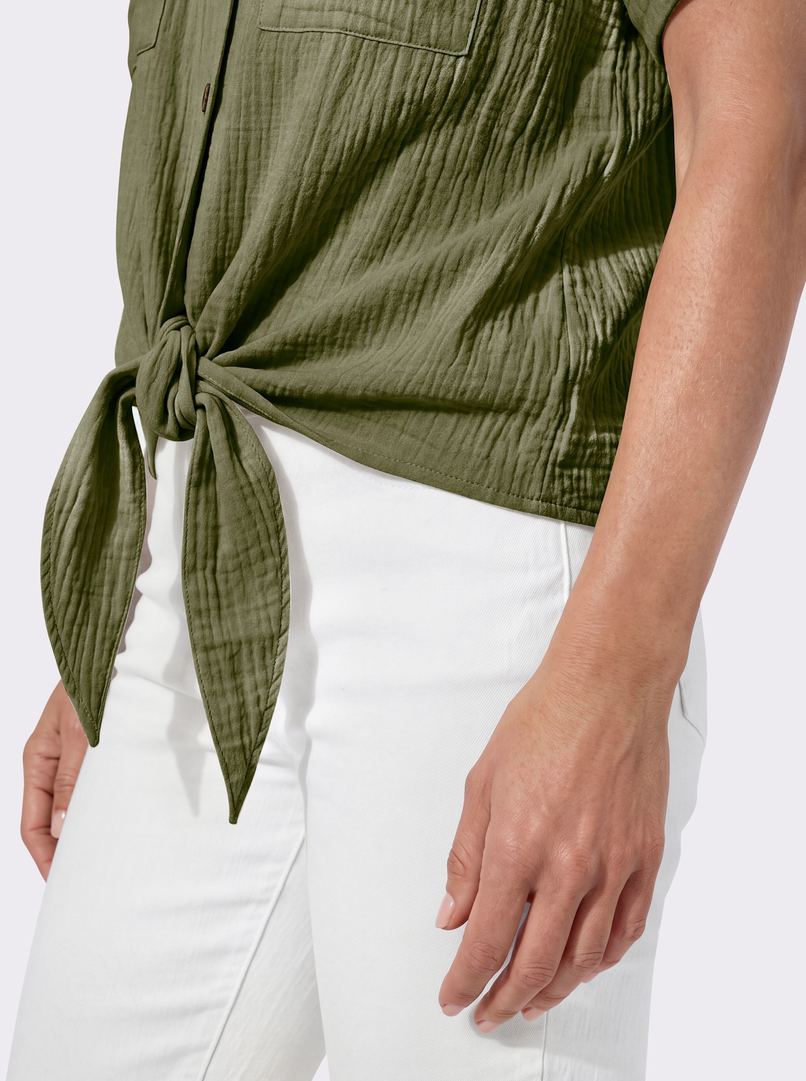 Baumwollbluse mit zipfligem Saum zum Knoten - oliv