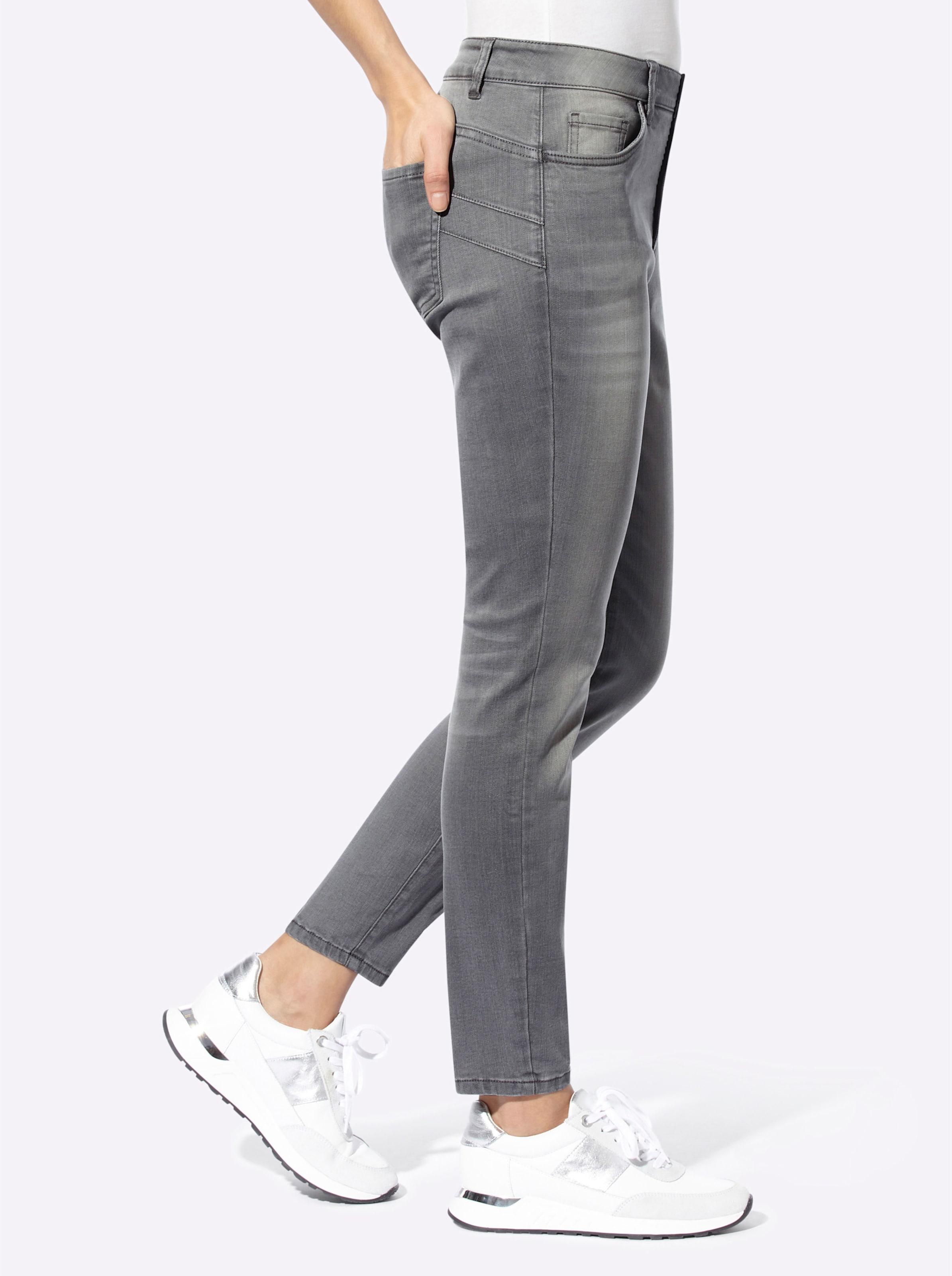LE grey günstig Kaufen-Jeans in light grey-denim von heine. Jeans in light grey-denim von heine <![CDATA[Jeans 5-Pocket-Style in leichter Used-Optik mit kontrastfarbenen Nähten. Bund mit Gürtelschlaufen. Slim fit. Hohe Leibhöhe. Mit vorverlegter Seitennaht für eine schlanke