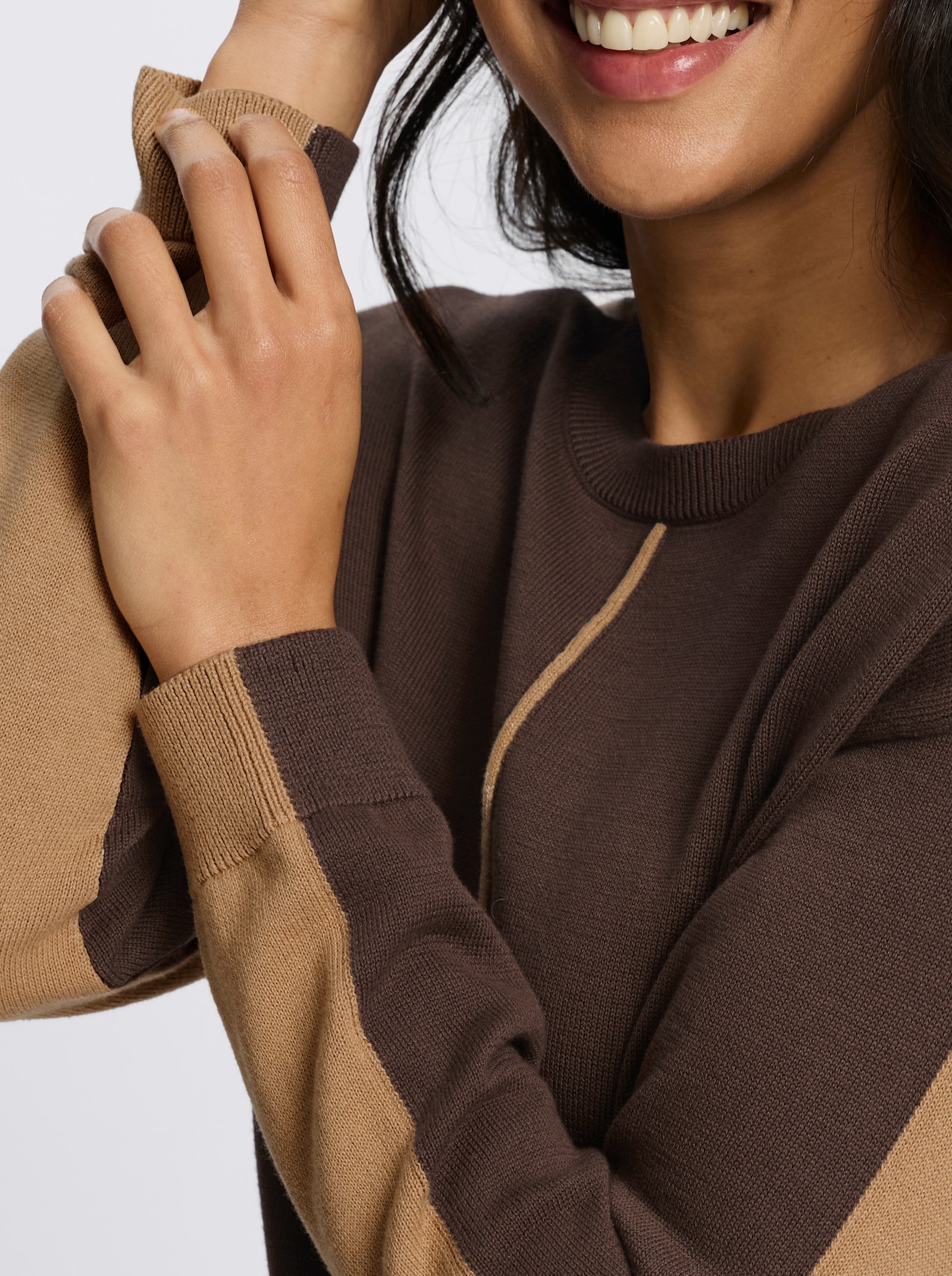 Rundhalspullover mit Kontrasten - schoko-camel