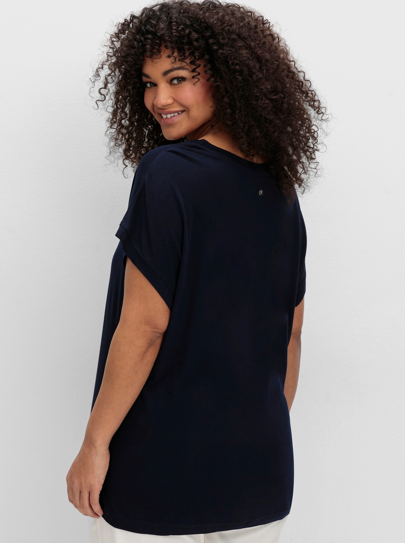 sheego T-Shirt mit V-Ausschnitt und Zierpaspel vorne - tiefblau