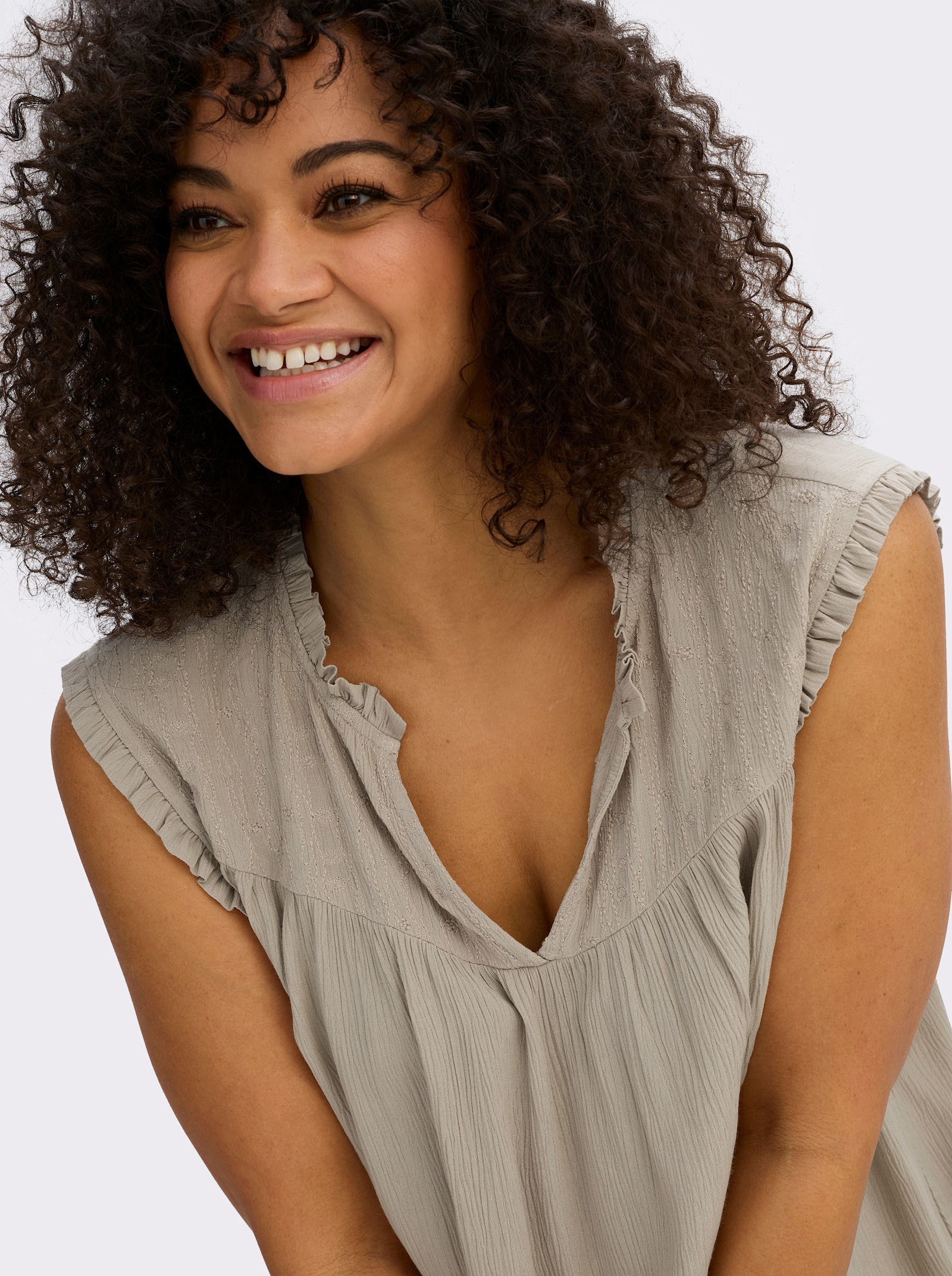 sheego Ärmellose Bluse mit Rüschen und Stickerei - sesam