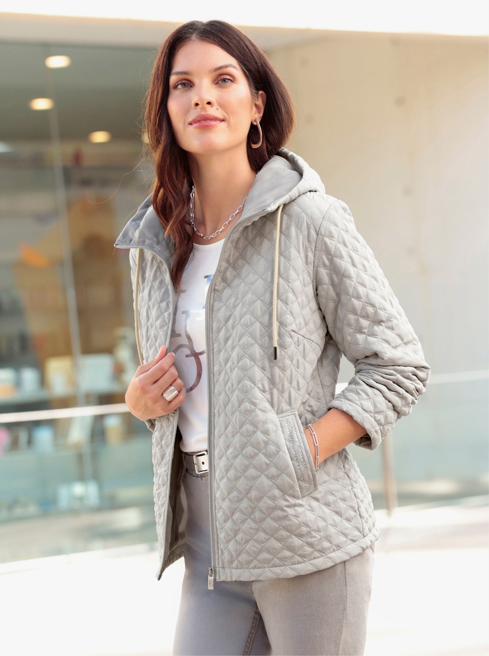 Steppjacke mit Ziersteinchen - hellgrau
