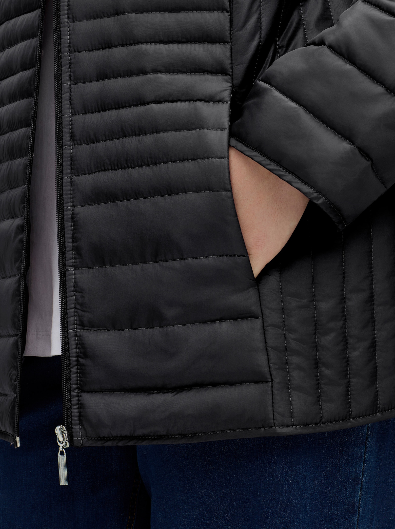 Steppjacke mit vertikalem Muster - schwarz