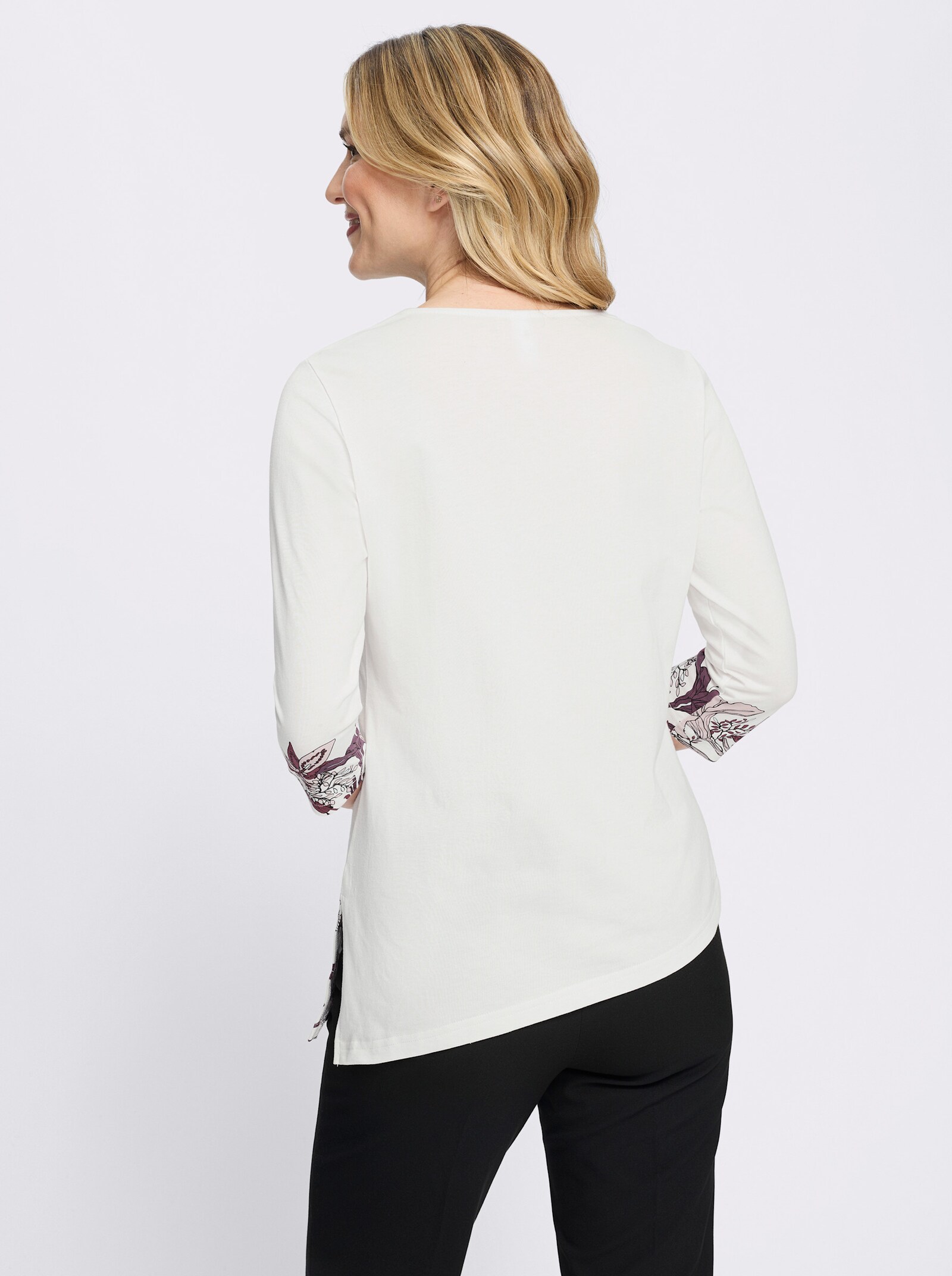 Rundhalsshirt mit extra langem Seitenschlitz - ecru-burgund-bedruckt