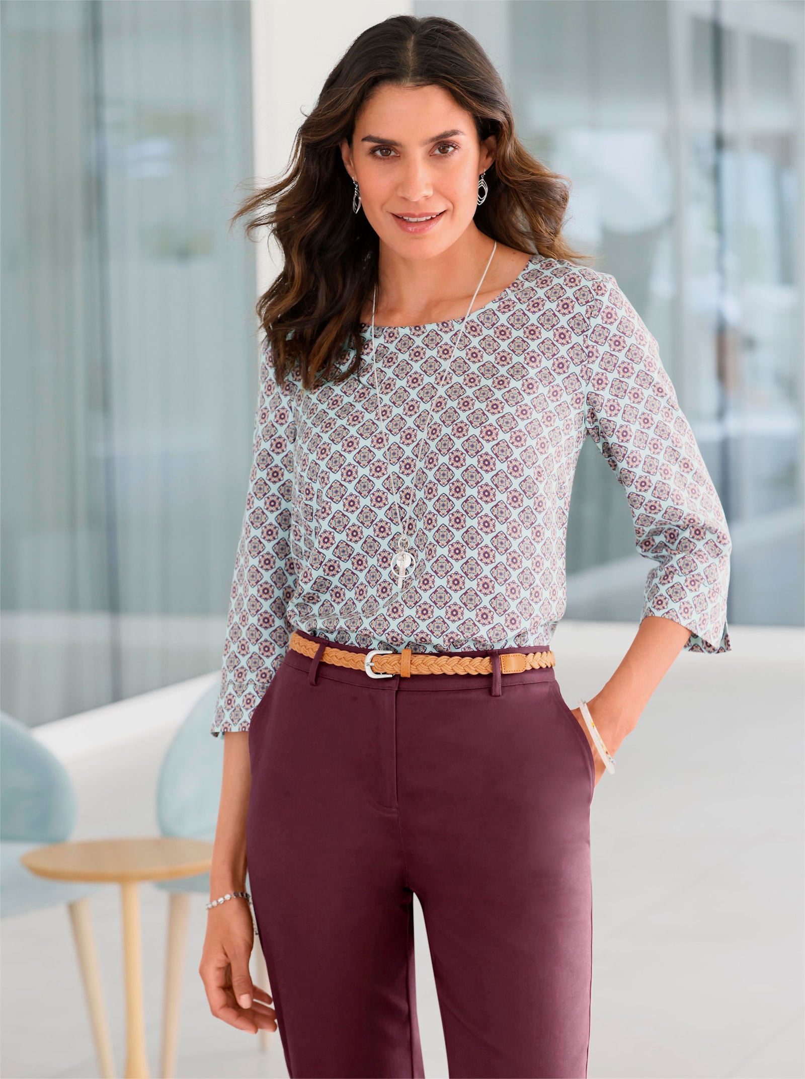 Schlupfbluse mit Seitenschlitzen am Saum - mint-marine-bedruckt